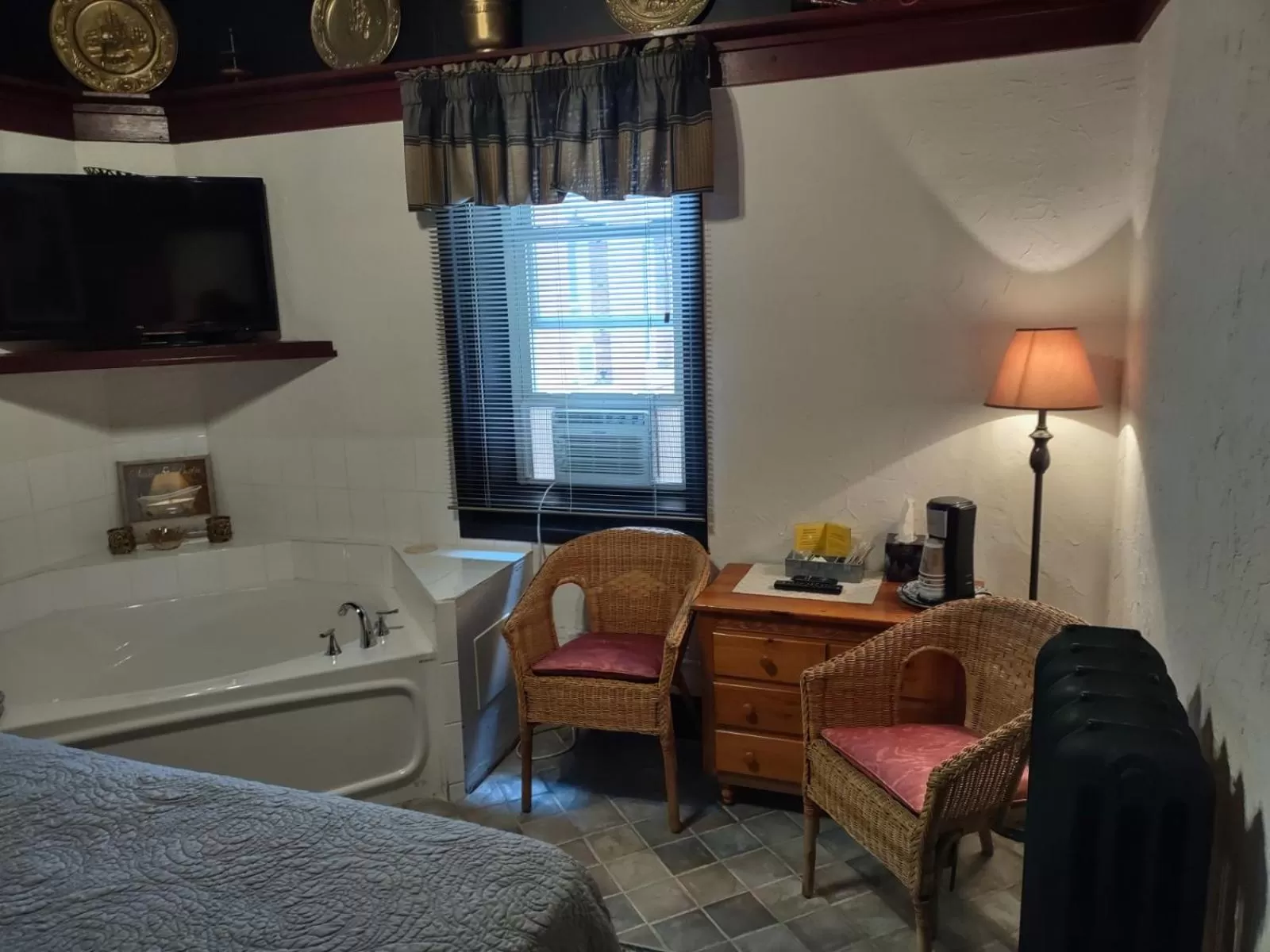 Seating area, Bed in The King George Inn