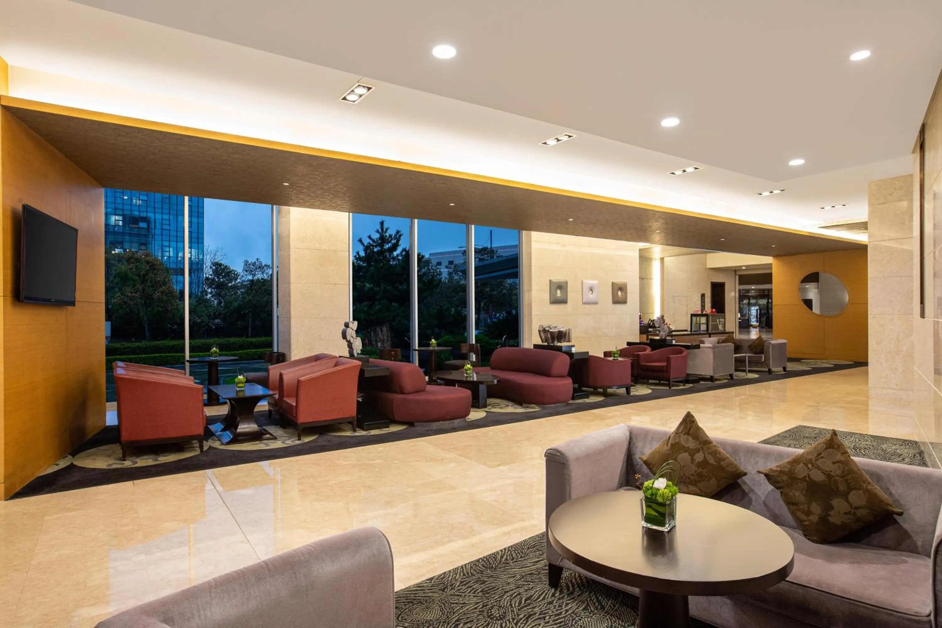 Lounge or bar in Crowne Plaza Shanghai Xiayang Lake by IHG