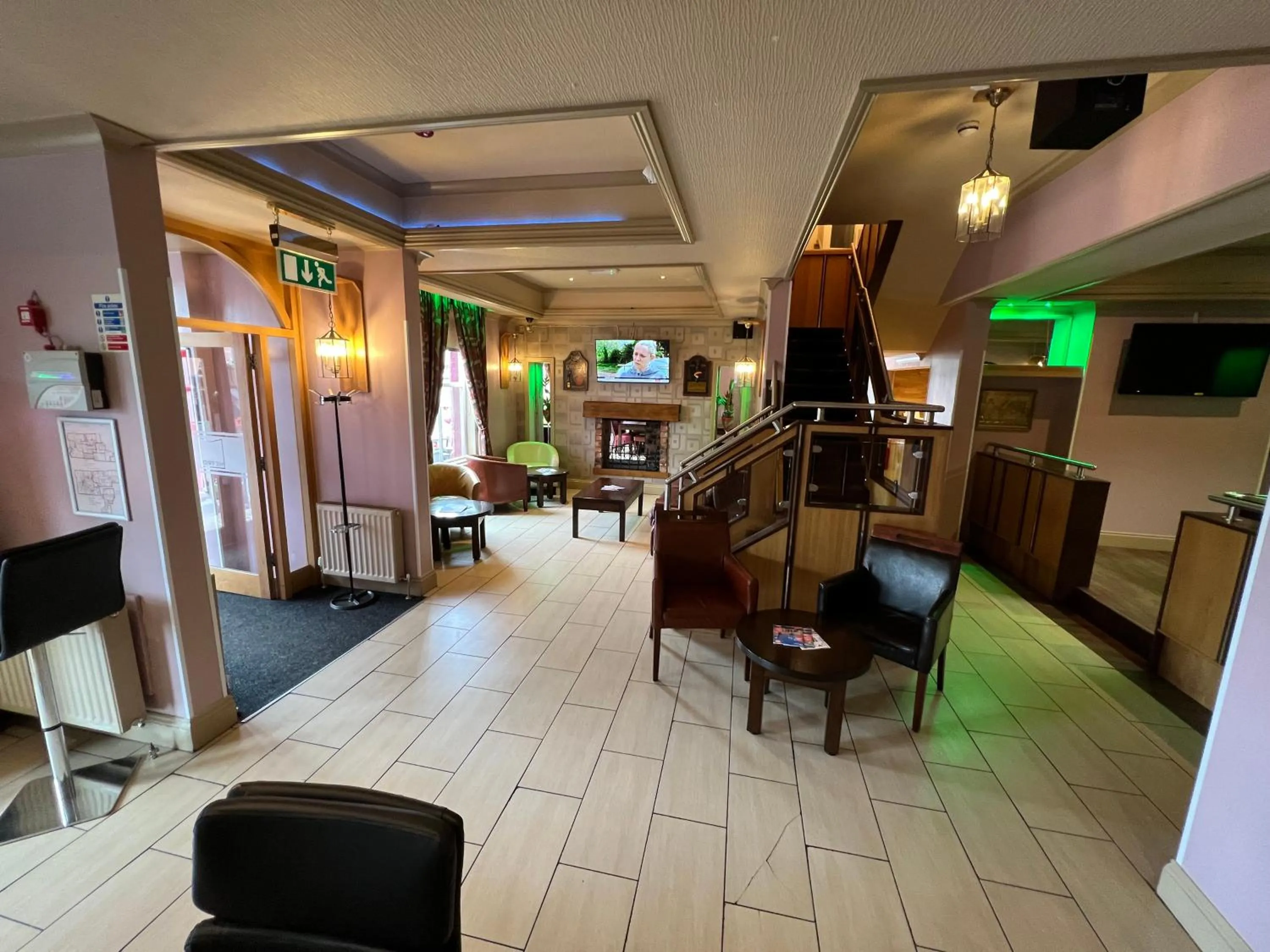 Communal lounge/ TV room in Southport Metro Hotel