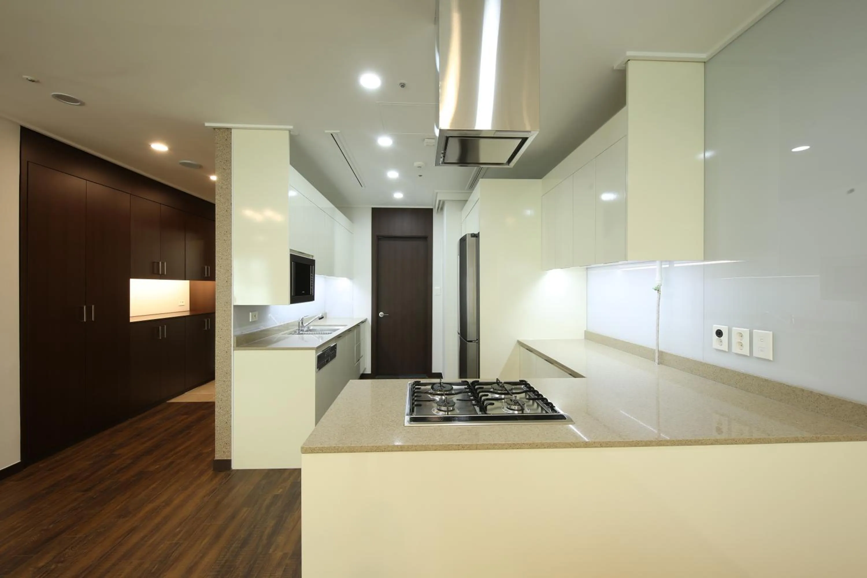 Kitchen or kitchenette in Orakai Insadong Suites