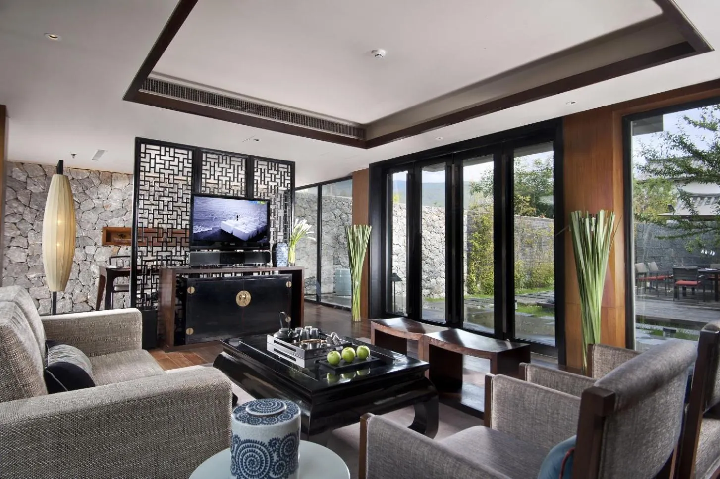 Living room in Pullman Lijiang Resort & Spa