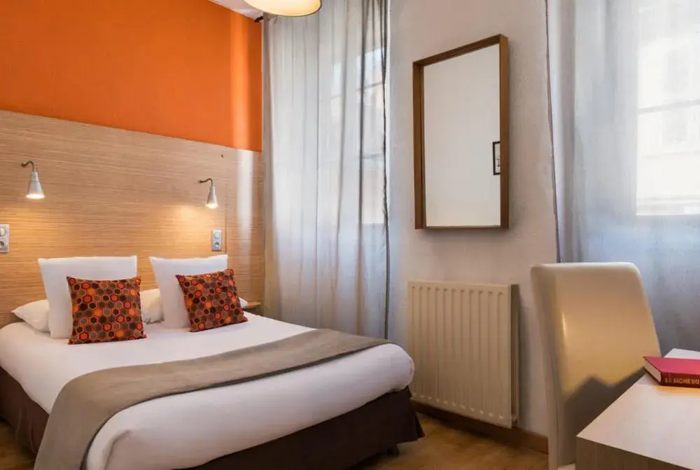 Triple Room in Hôtel Edmond Rostand Triple Room in Hôtel Edmond Rostand