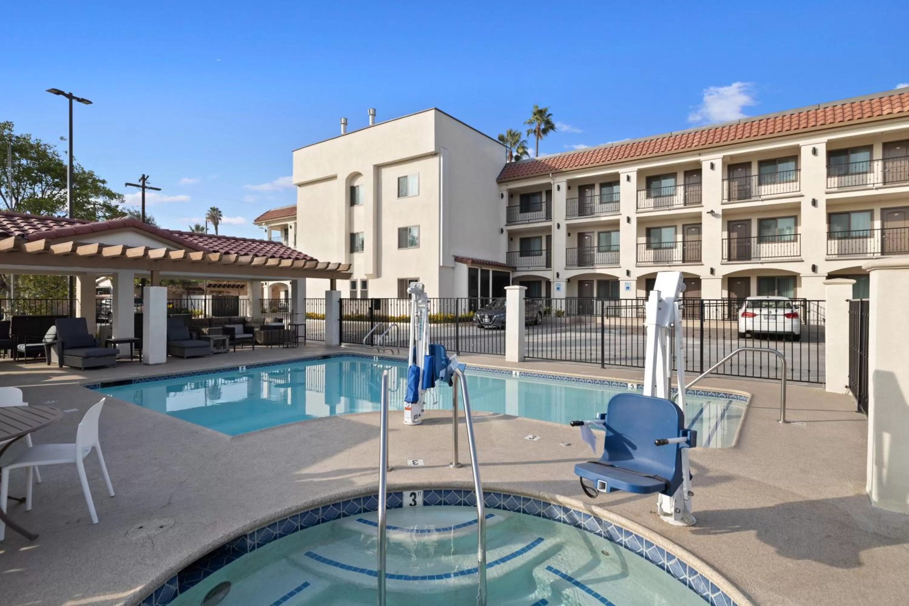 Swimming pool in Hotel Huntington