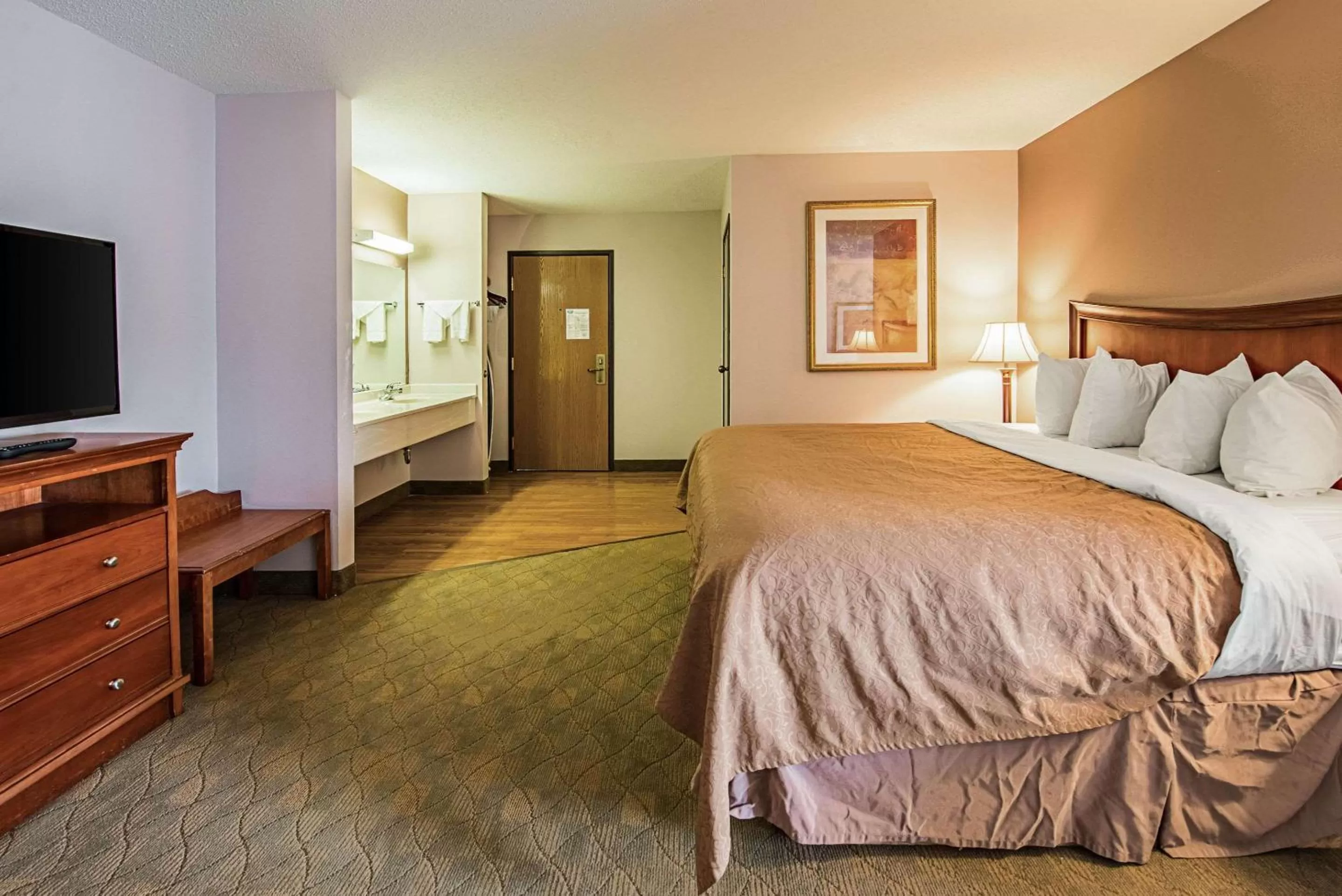 Photo of the whole room, Bed in Rodeway Inn Huntington