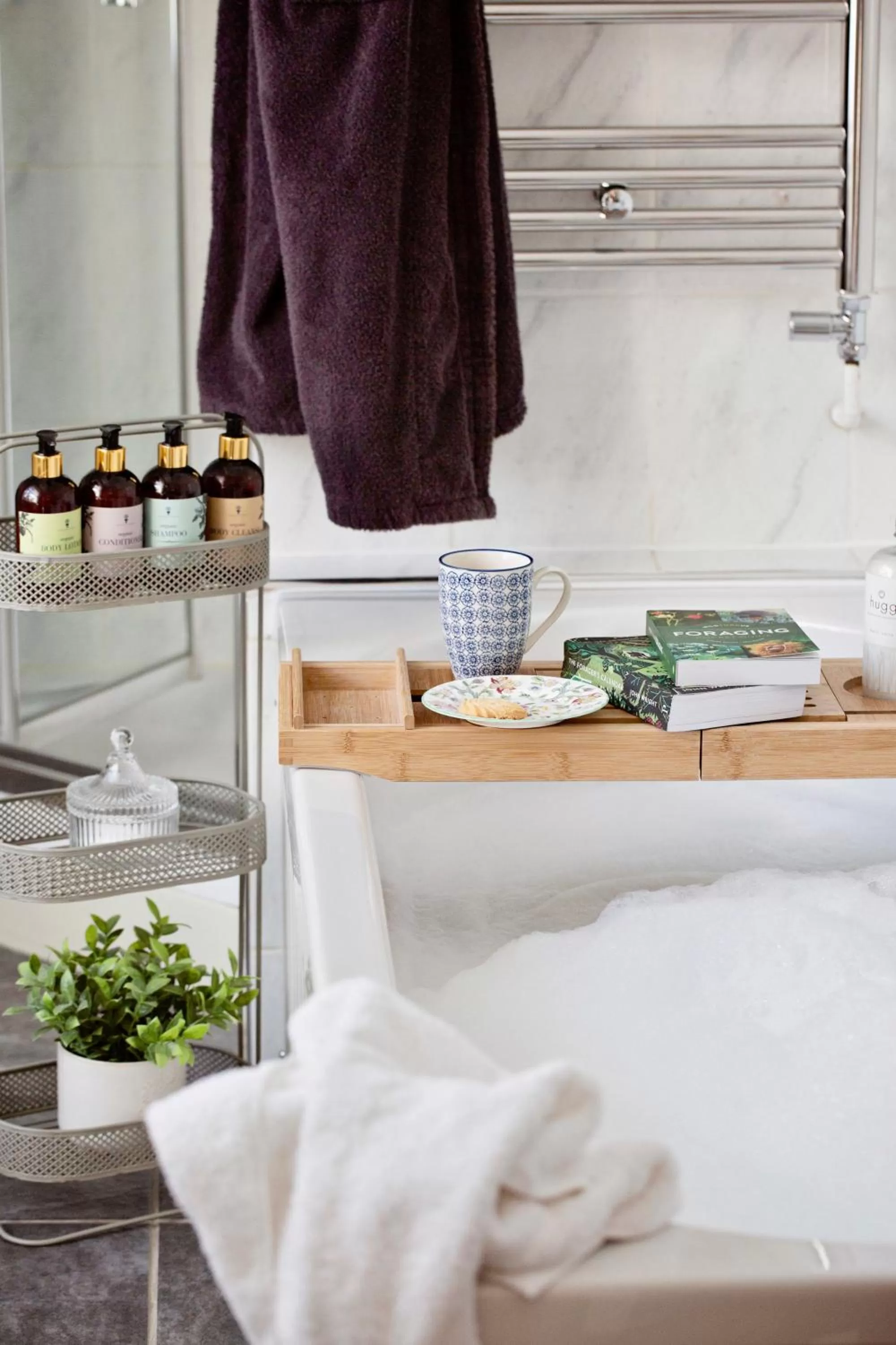 Bathroom, Bed in Burleigh Court Hotel