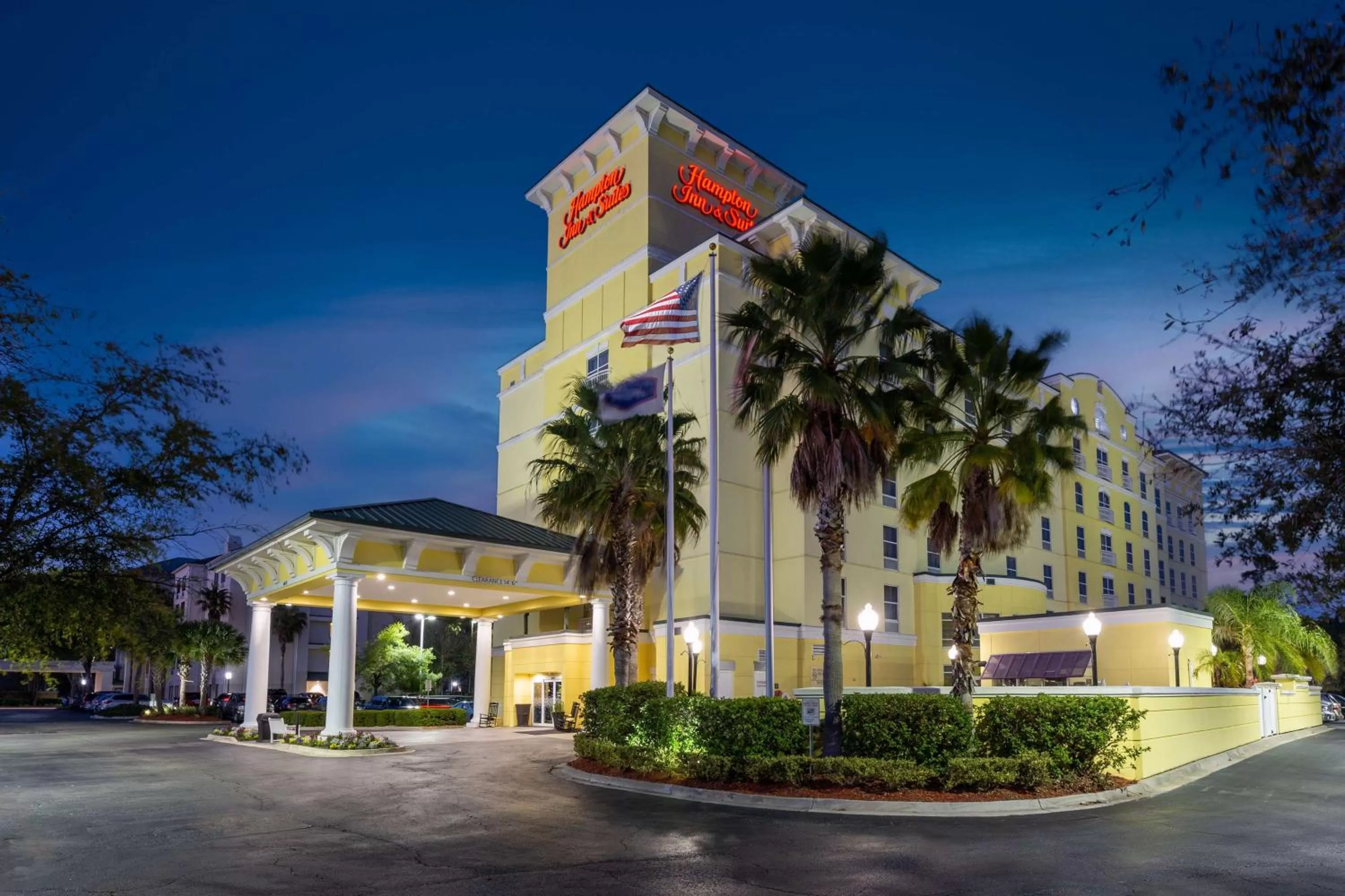 Property building in Hampton Inn & Suites Jacksonville Deerwood Park
