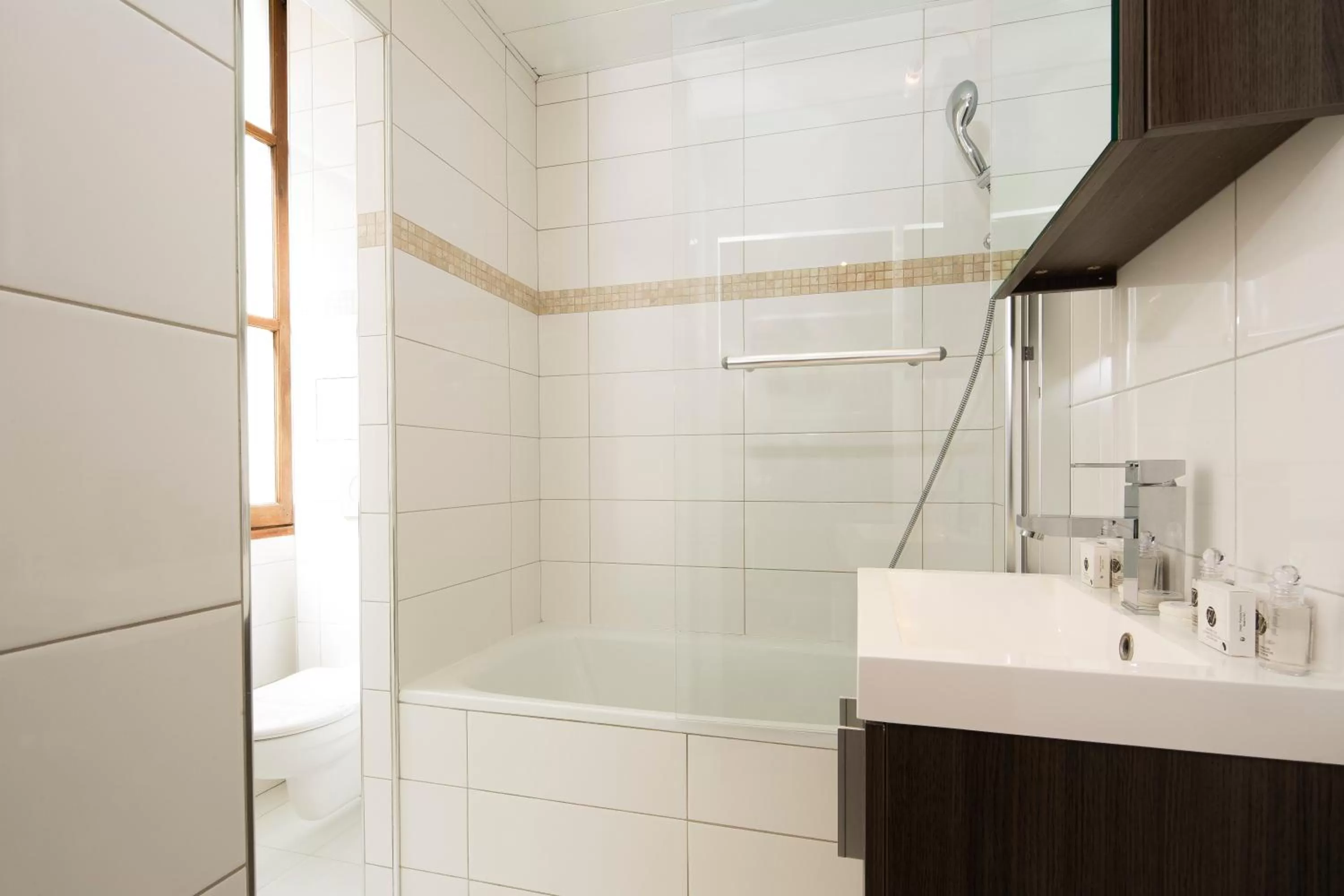 Bathroom in Lion d'Or Paris Hotel