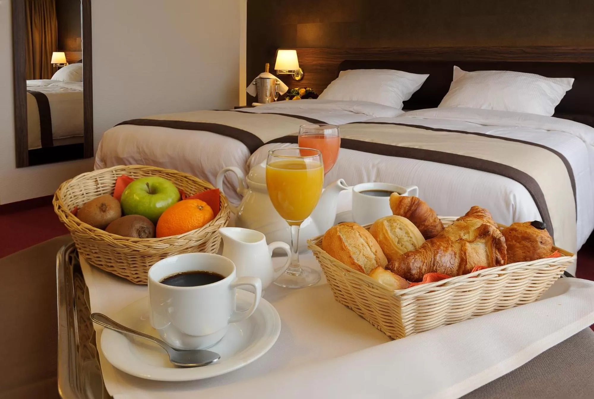 Photo of the whole room, Bed in Golden Tulip Hotel de’ Medici