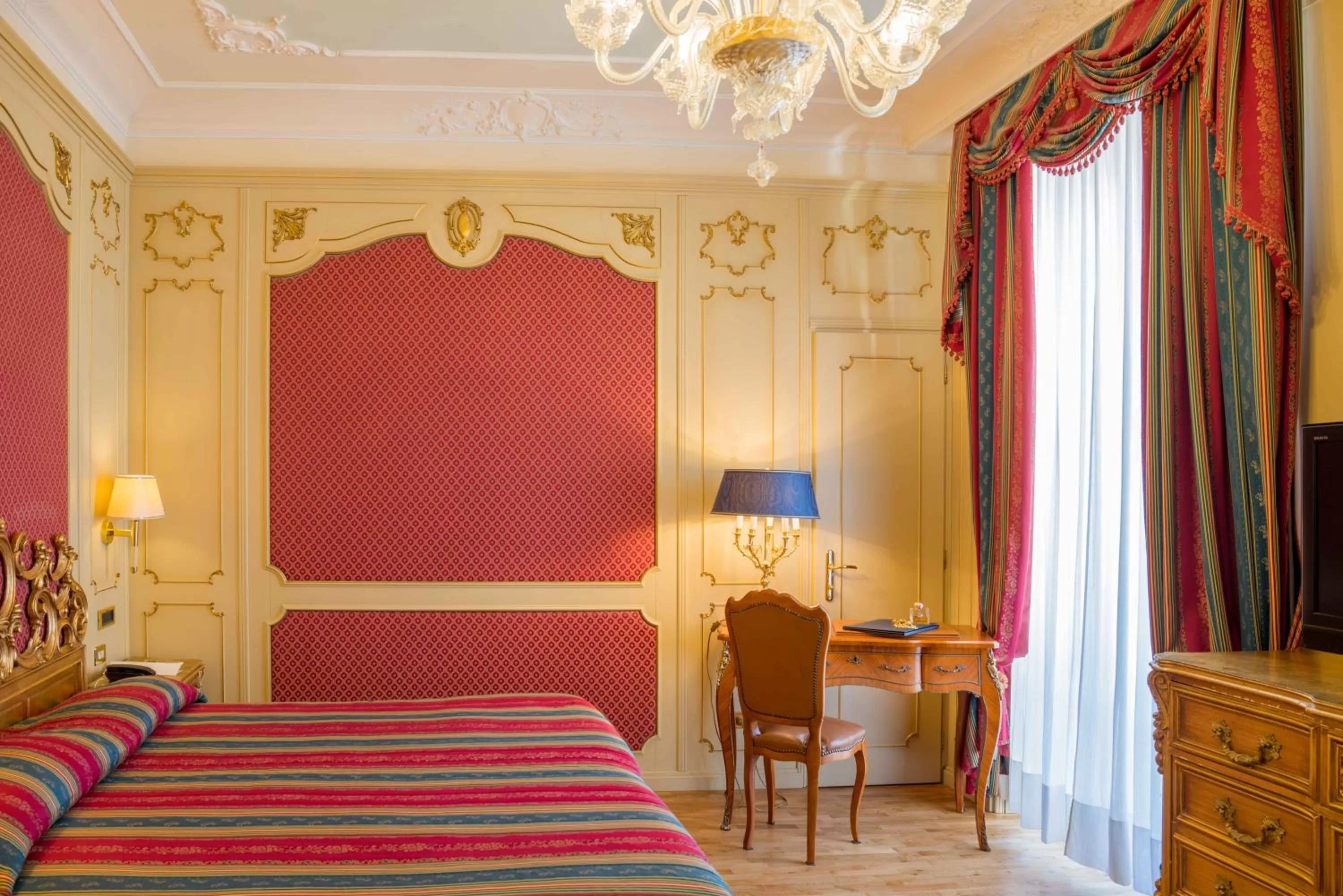 Property building, Bed in Hotel Regina Palace