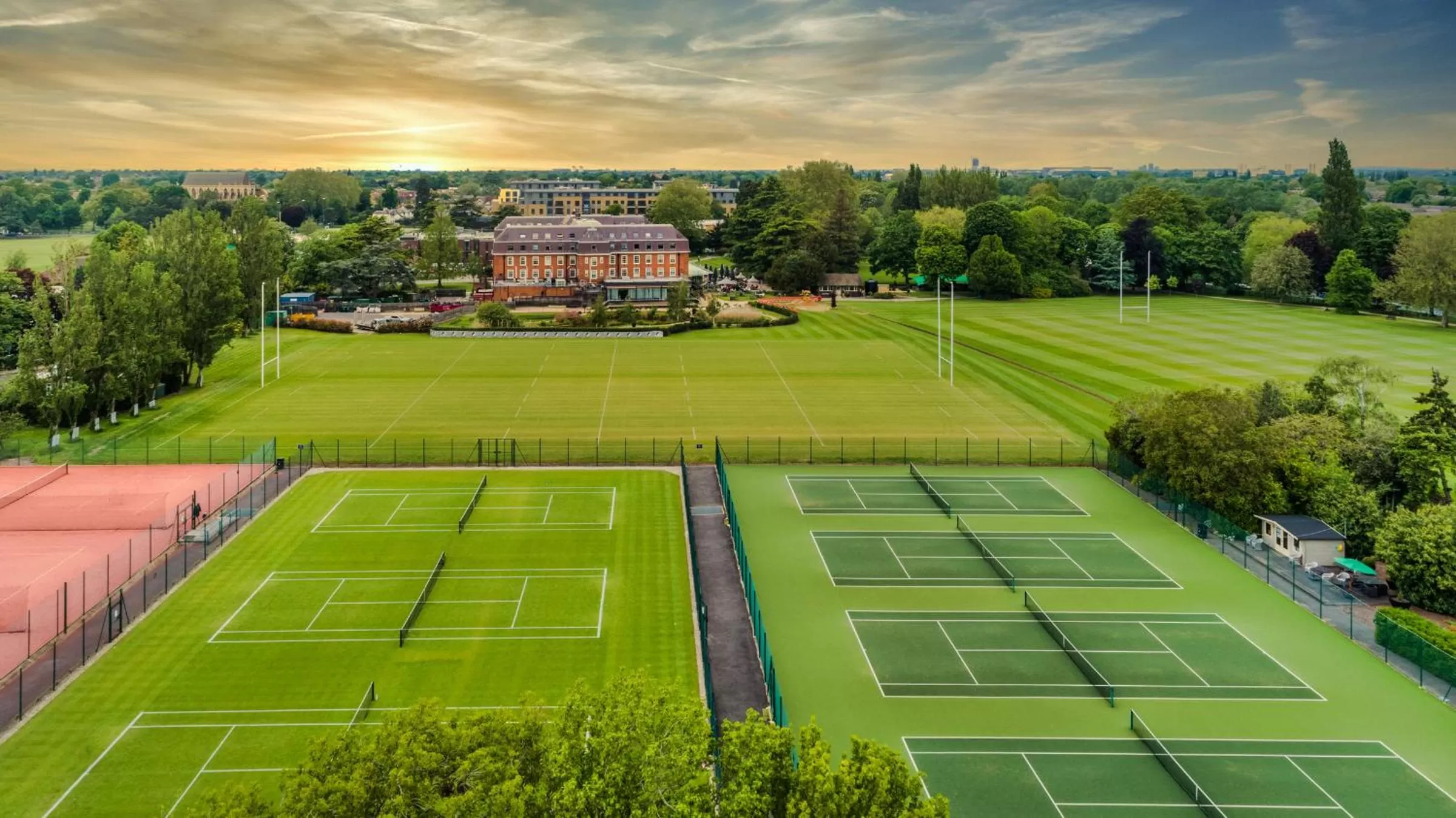 Tennis court in The Lensbury Resort