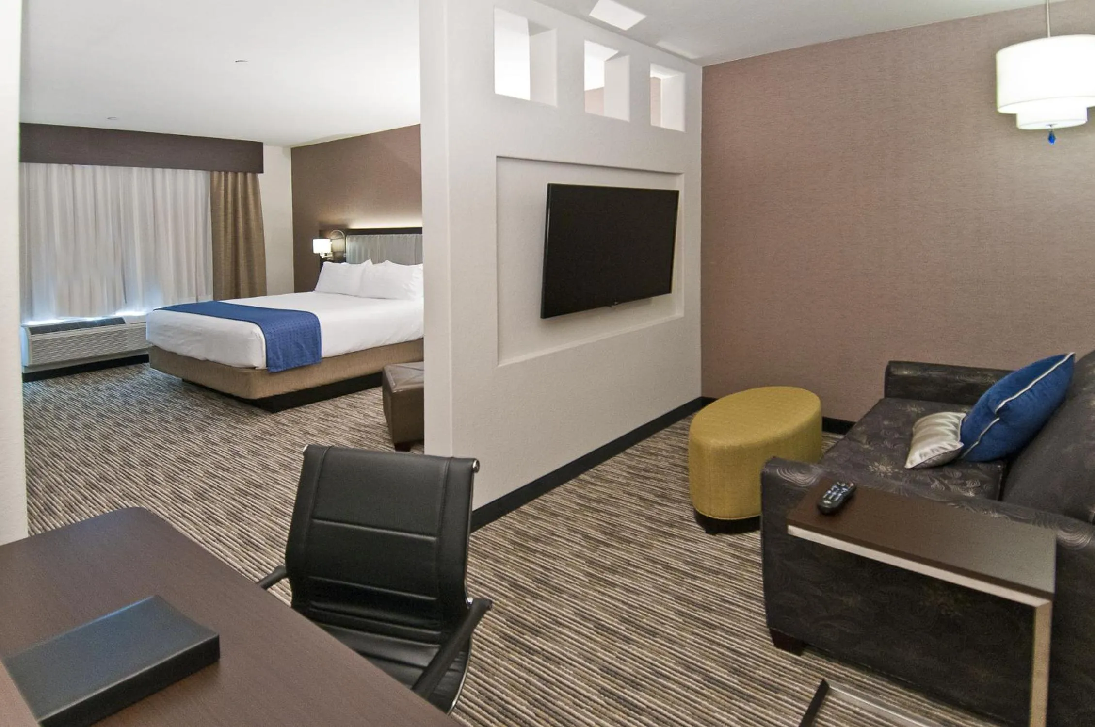 Photo of the whole room, Bed in Holiday Inn Austin Airport by IHG