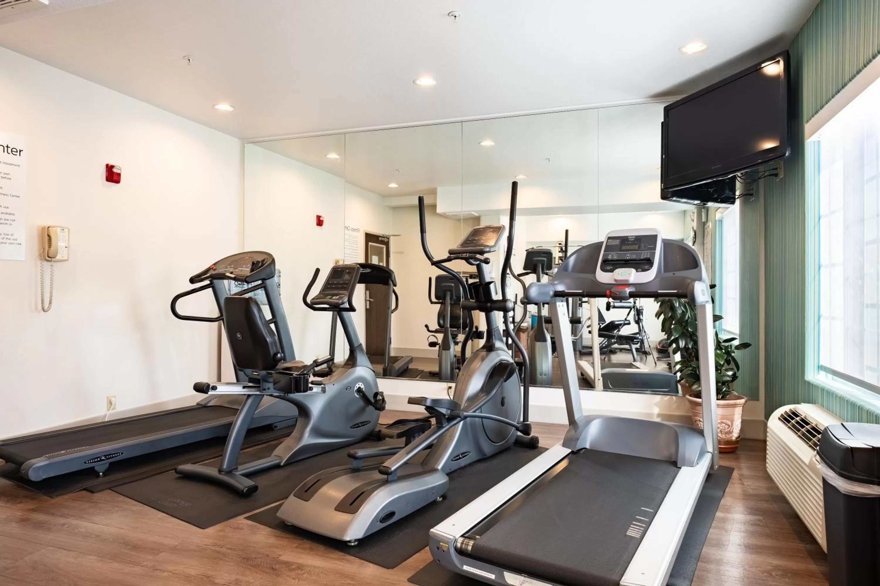 Fitness centre/facilities in Holiday Inn Express Hotel & Suites Evanston by IHG