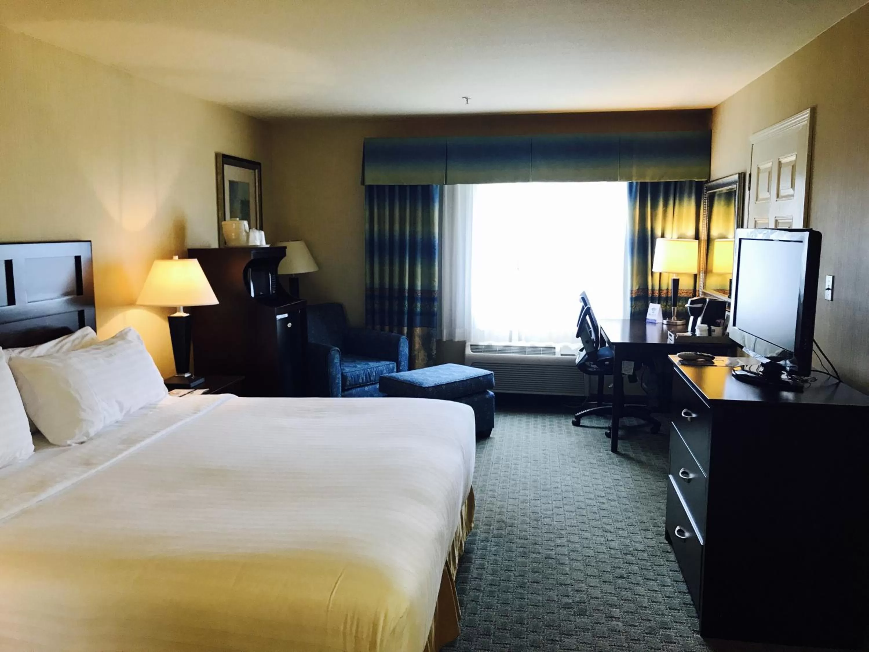 Photo of the whole room, Bed in Holiday Inn Express Fort Bragg by IHG