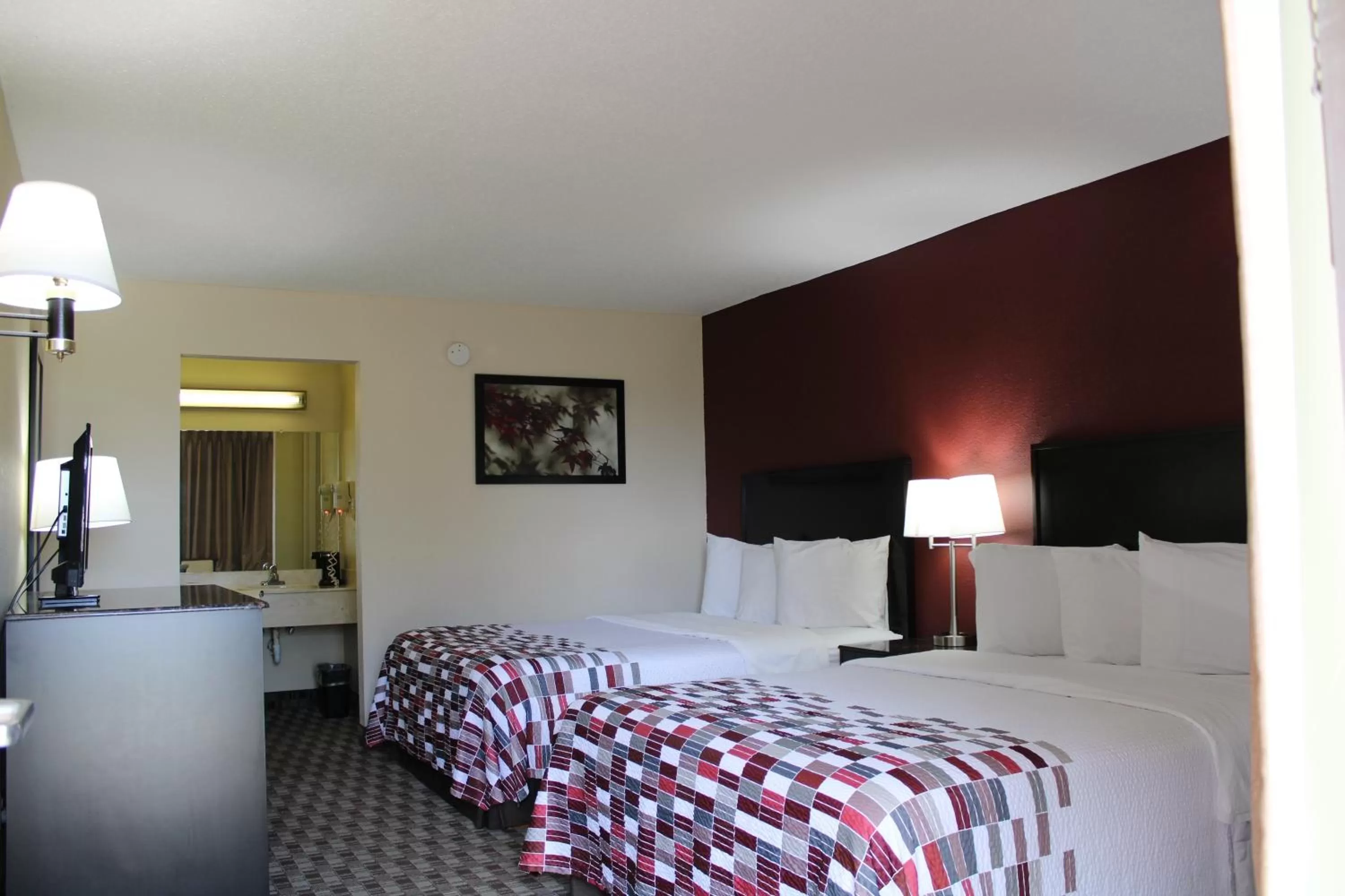 Deluxe Room with Two Queen Beds Smoking in Red Roof Inn & Suites Cave City