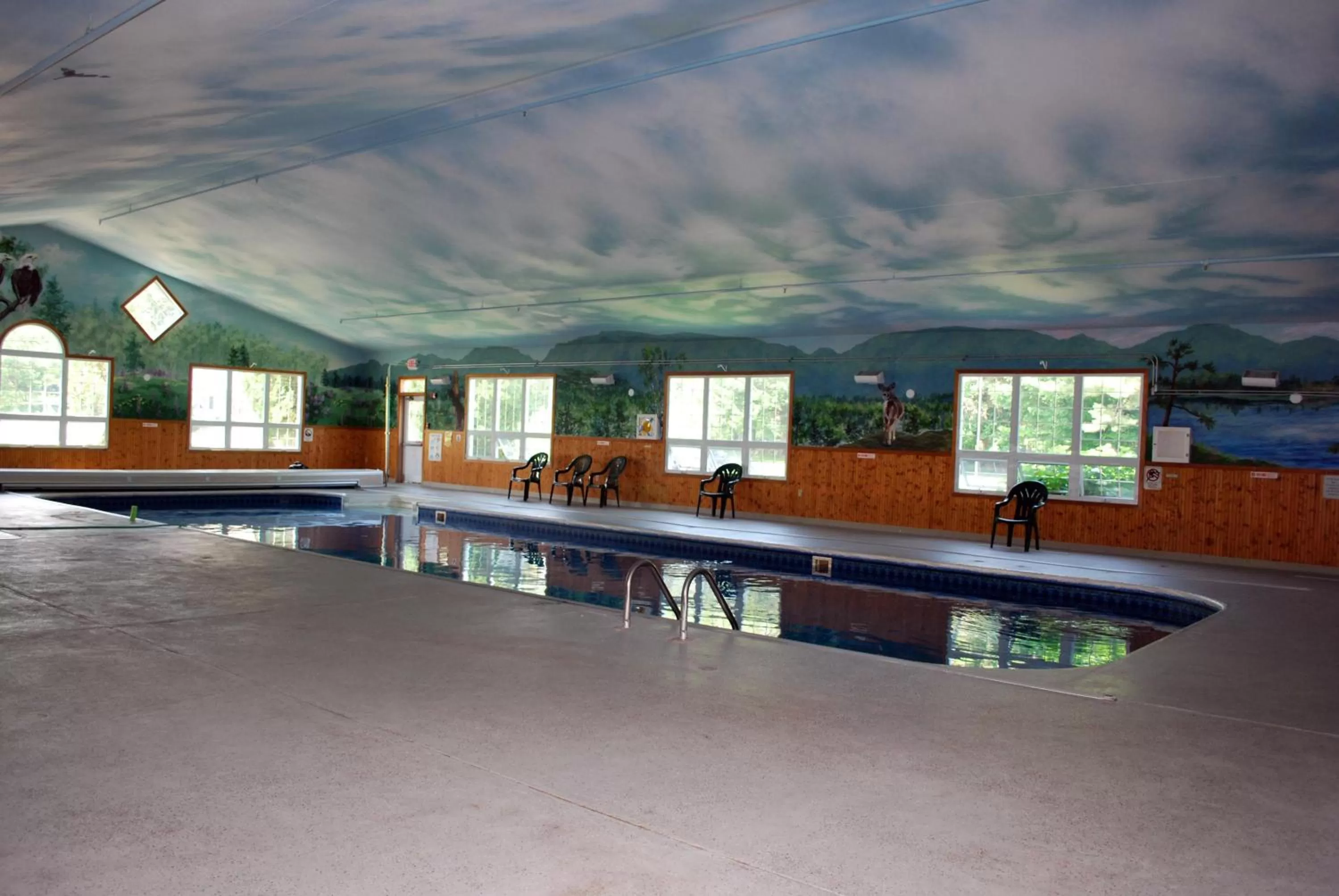 Swimming pool in Cabot Inn & Suites