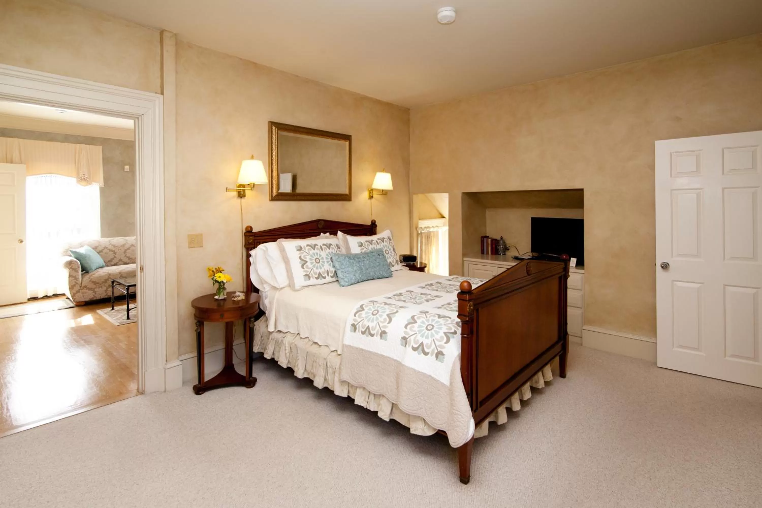 Photo of the whole room, Bed in Captain Farris House