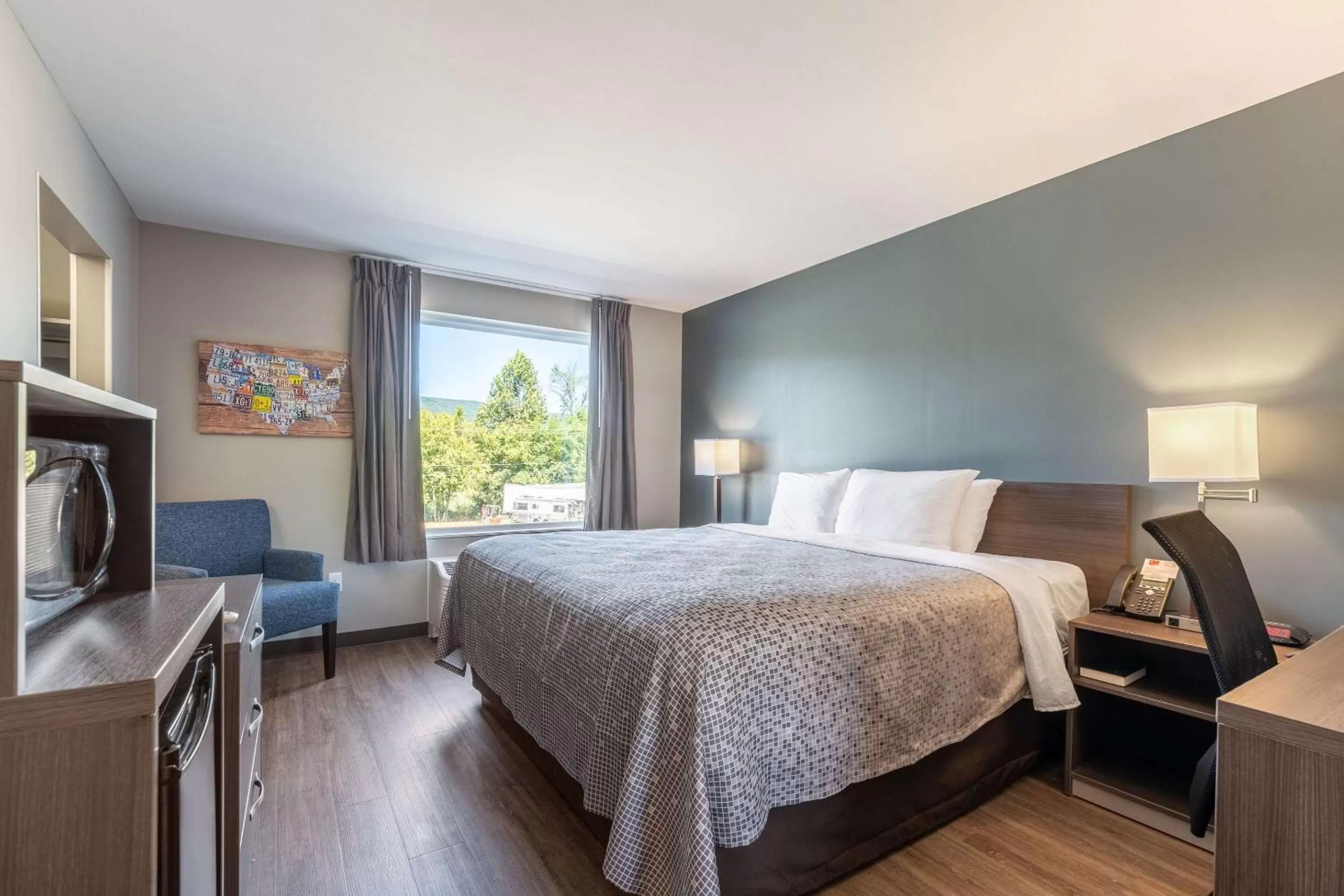 Photo of the whole room, Bed in Econo Lodge Dayton North