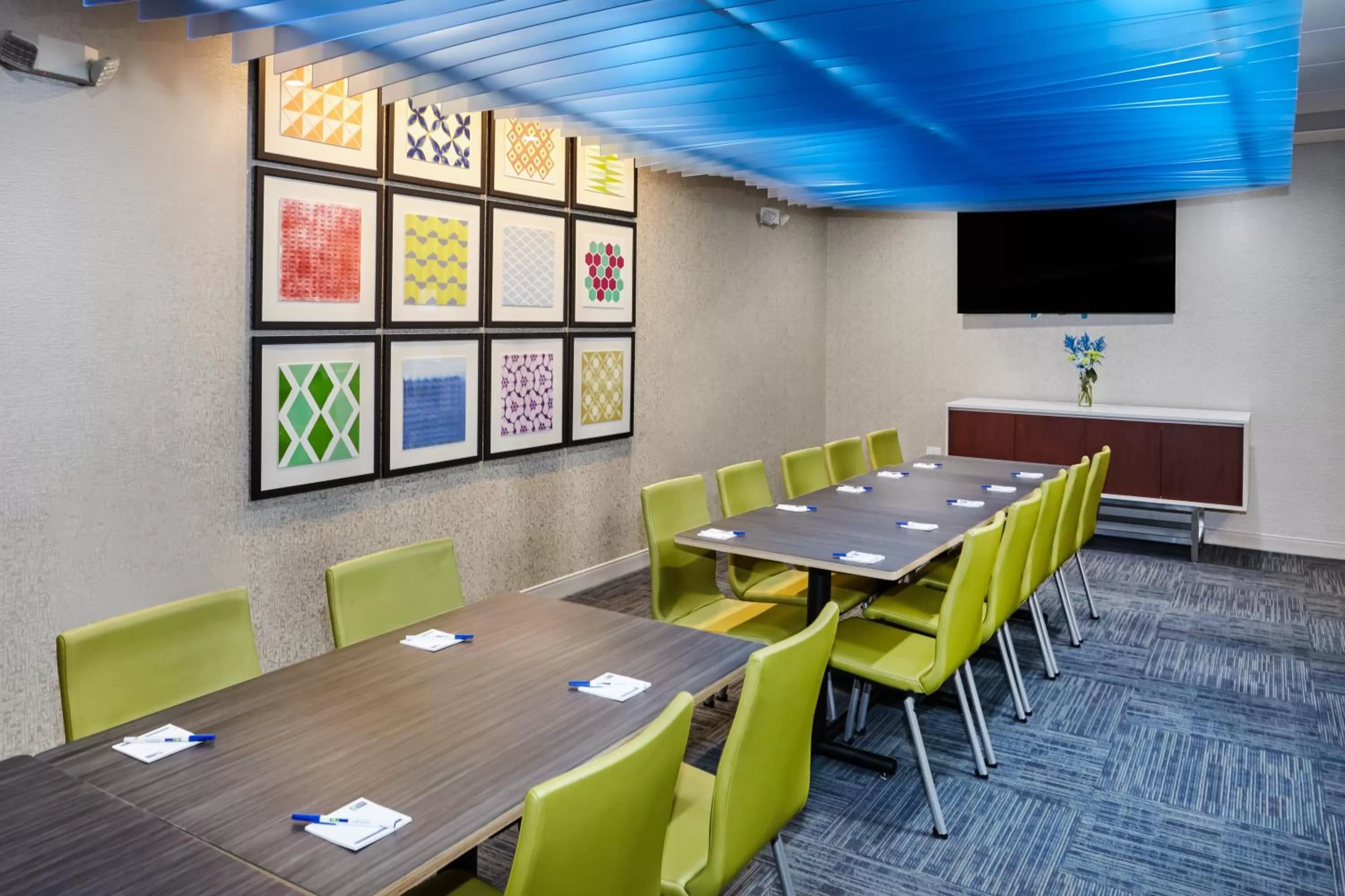 Lobby or reception in Holiday Inn Express & Suites Chicago North Shore - Niles by IHG