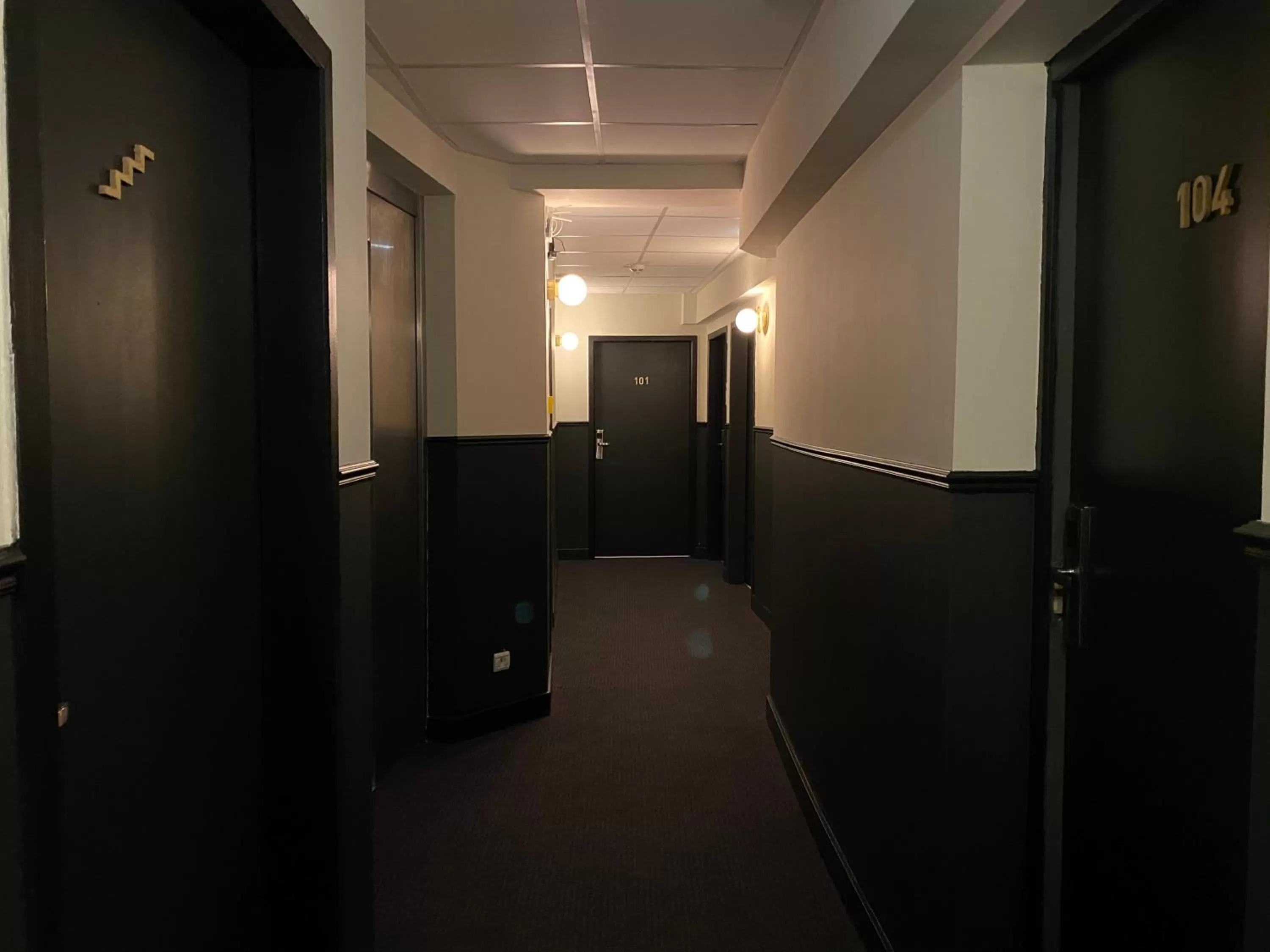 Lobby or reception in Le Miredames Hôtel-Bar