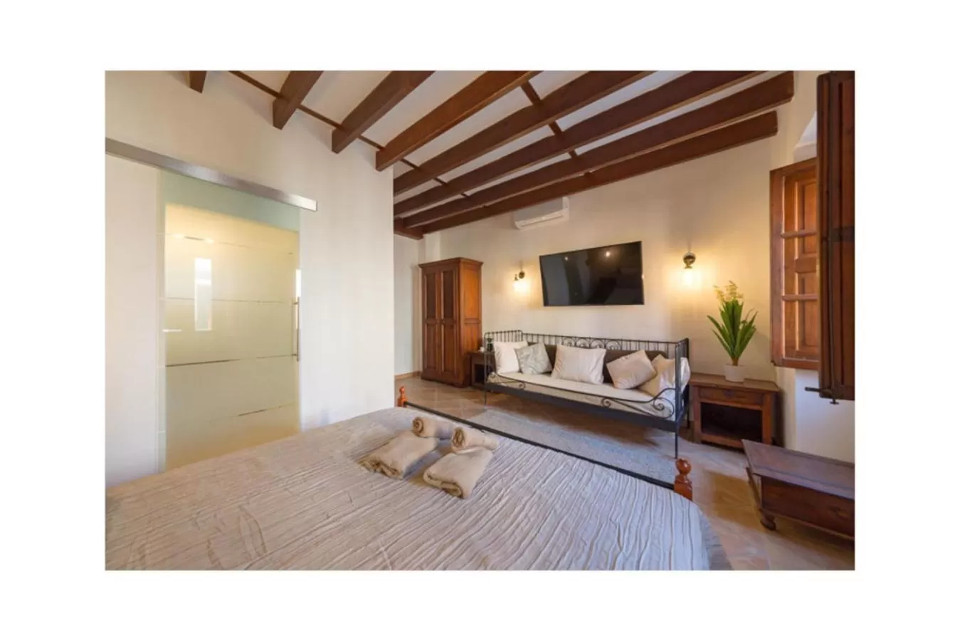 Bed, TV/Entertainment Center in Boutique Hostal "Born53" im Stadtkern von Llucmajor, Mallorca