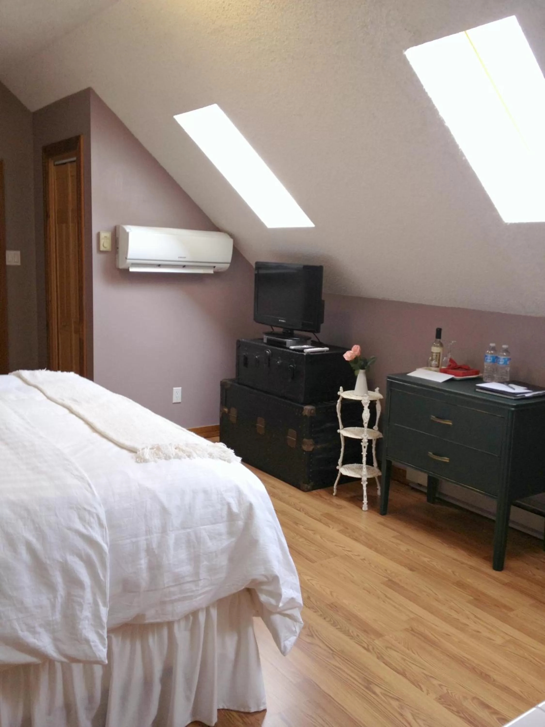 Bed in The Inn at Ragged Edge