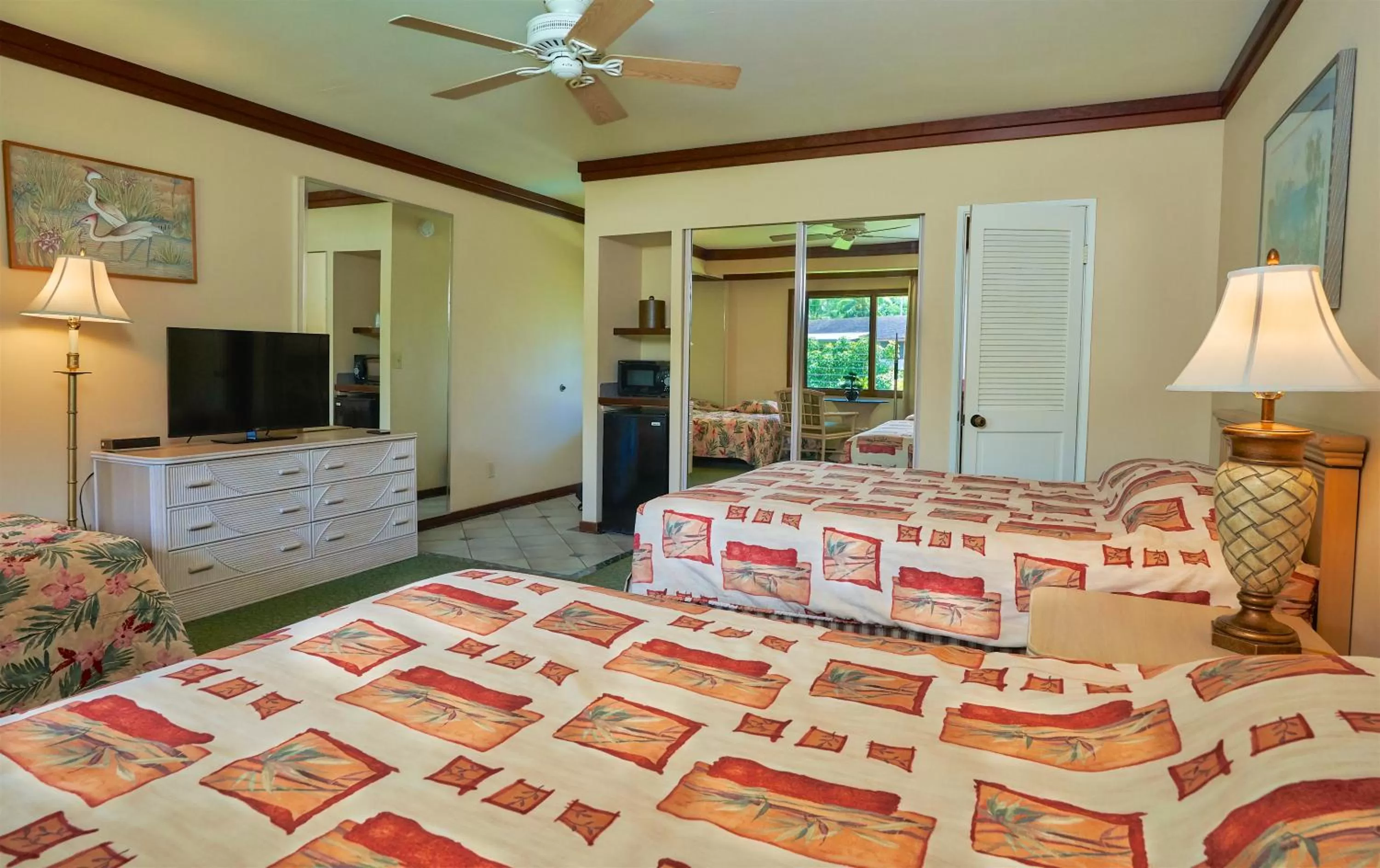 Kitchen or kitchenette in The Kauai Inn