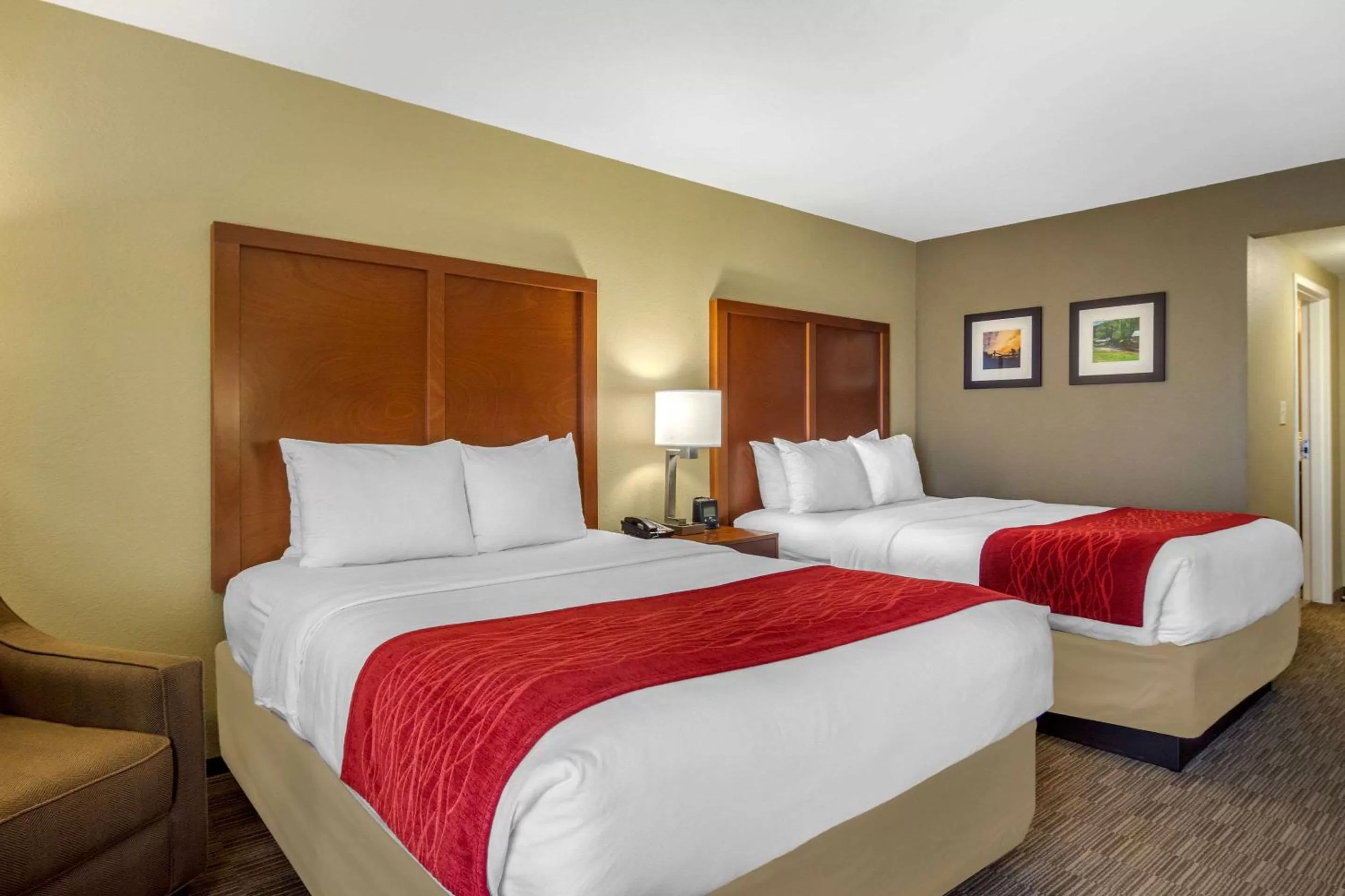 Photo of the whole room, Bed in Comfort Inn & Suites LaGrange East