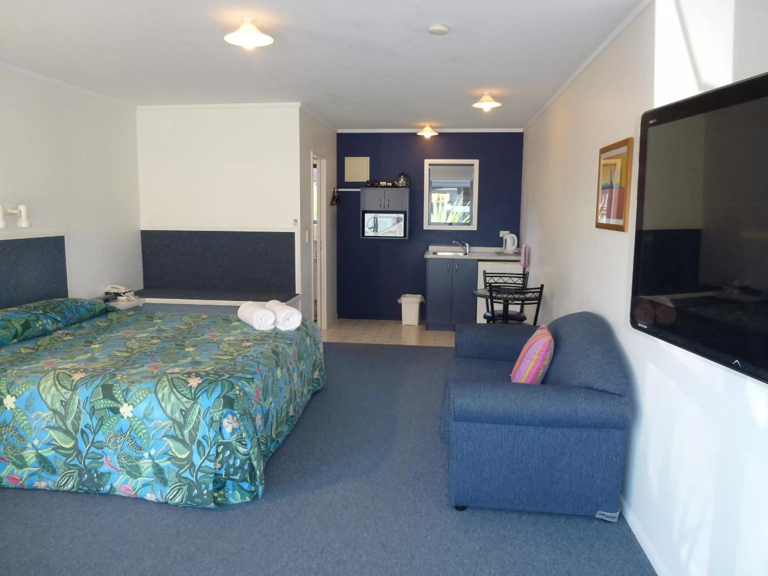 Photo of the whole room, TV/Entertainment Center in Mana-Nui Motel