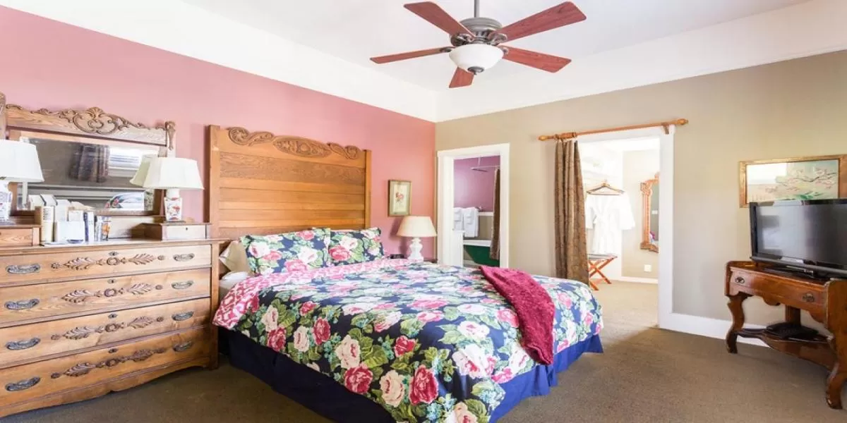 Photo of the whole room, Bed in Panama Hotel and Suites