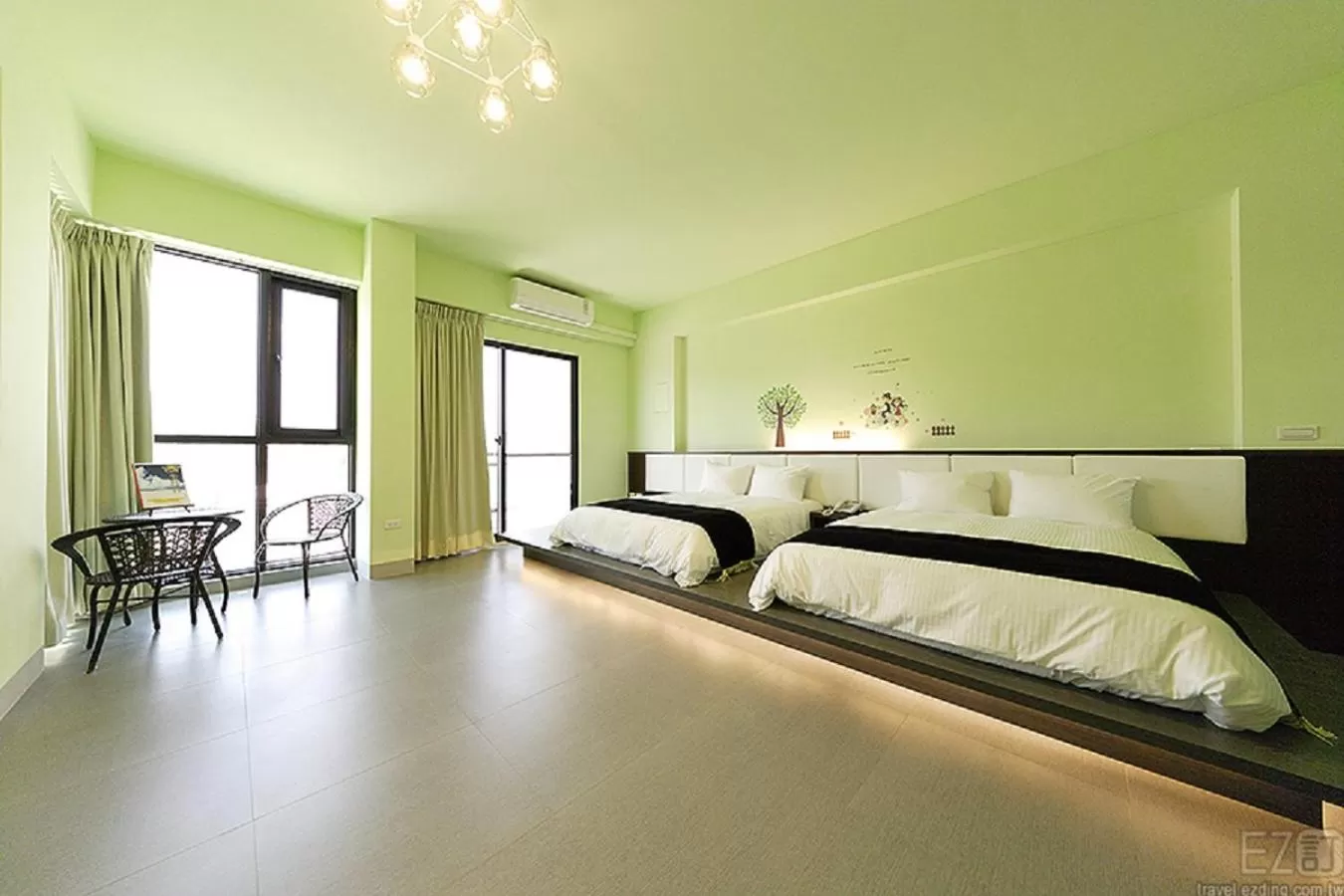 Photo of the whole room, Bed in Mirage