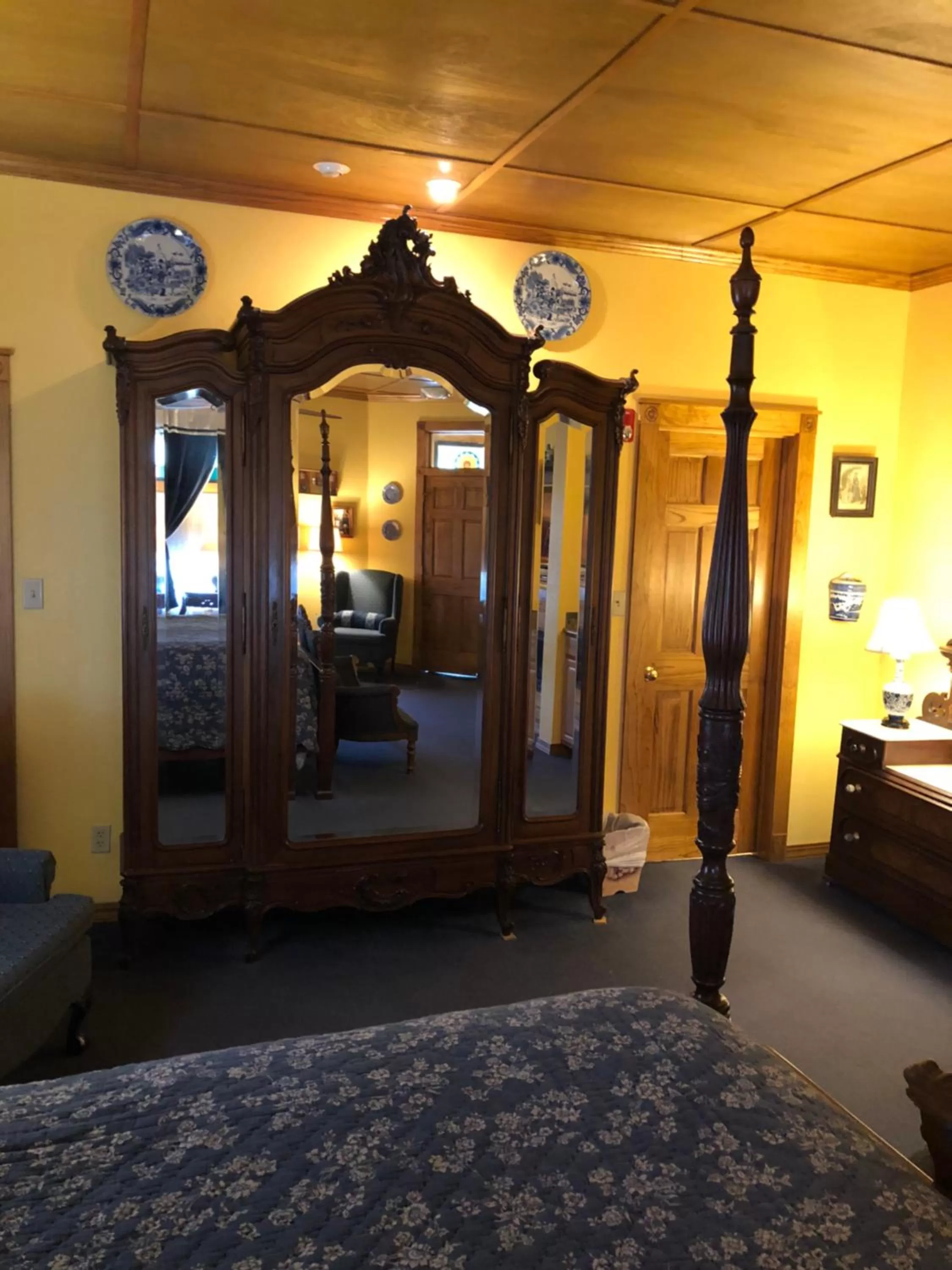 Bed in All Seasons Inn