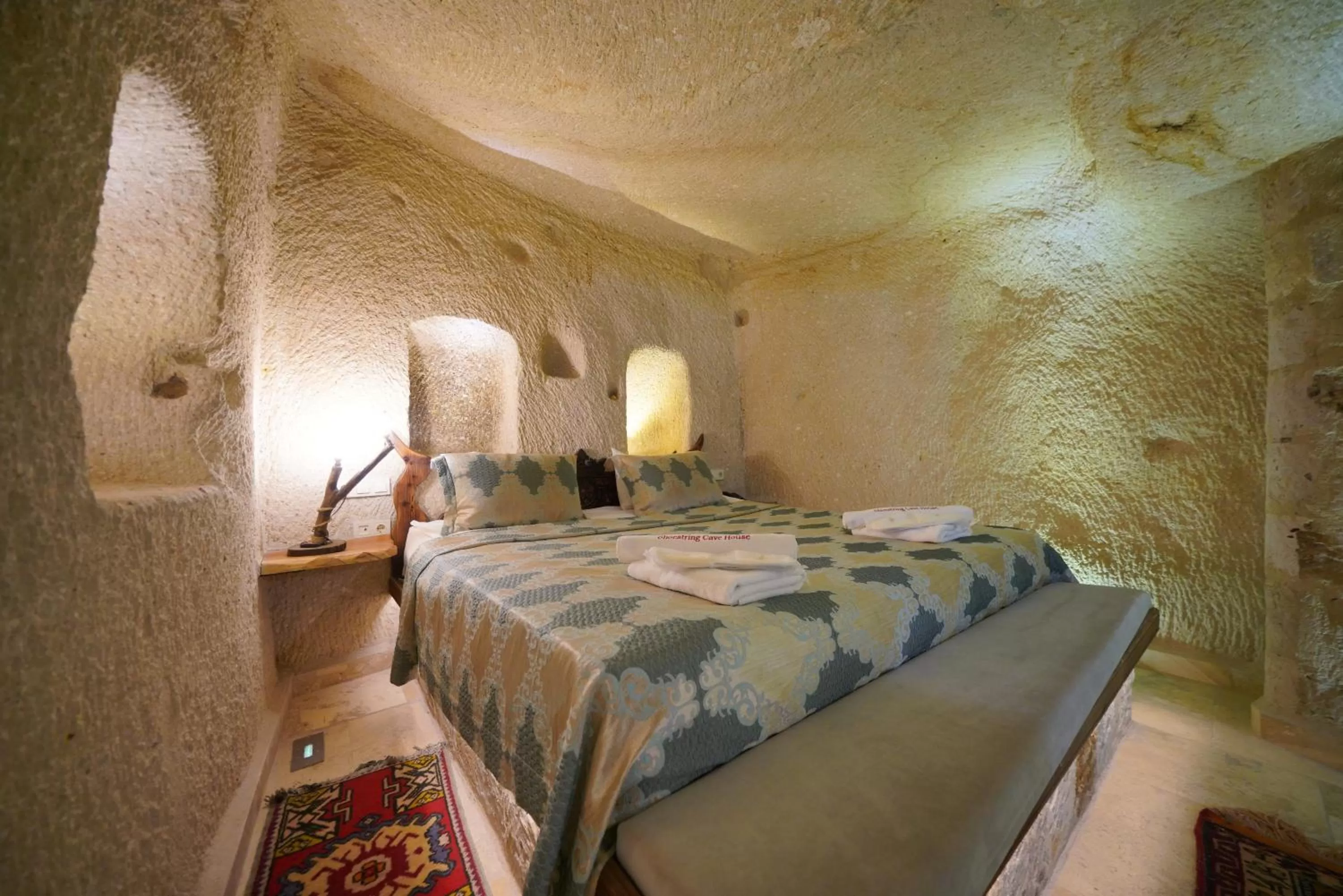 Bedroom, Bed in Shoestring Cave House