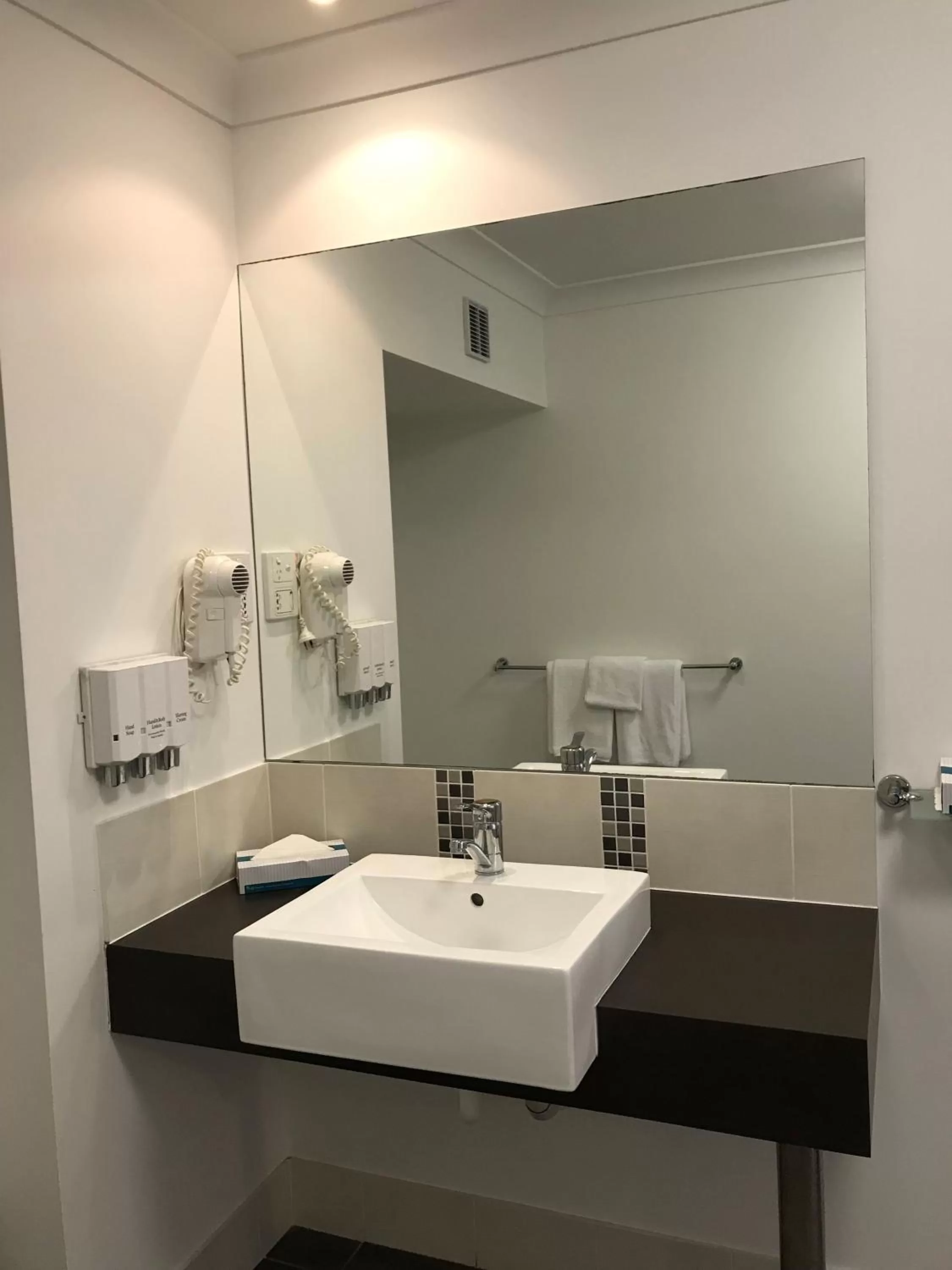 Bathroom in Bay Village Tropical Retreat & Apartments