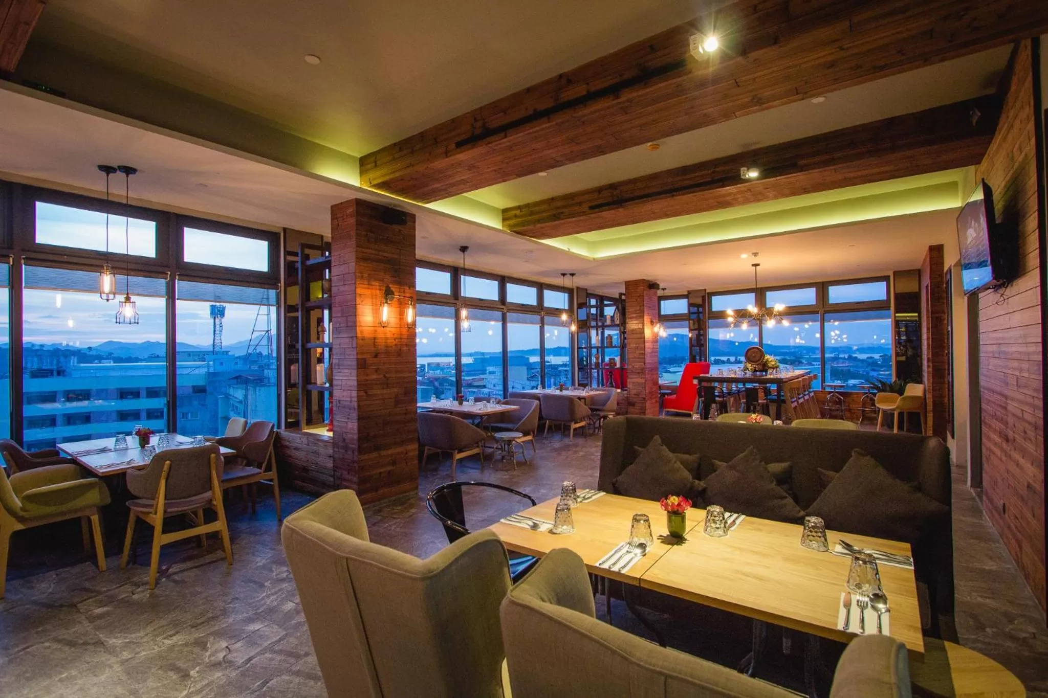 Restaurant/places to eat in Hotel XYZ