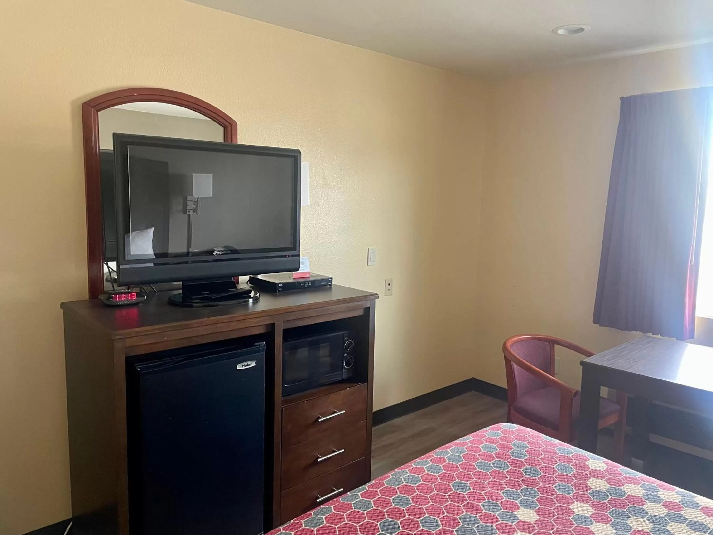 Standard Queen Room - Non-Smoking in Econo Lodge Inn & Suites Corning