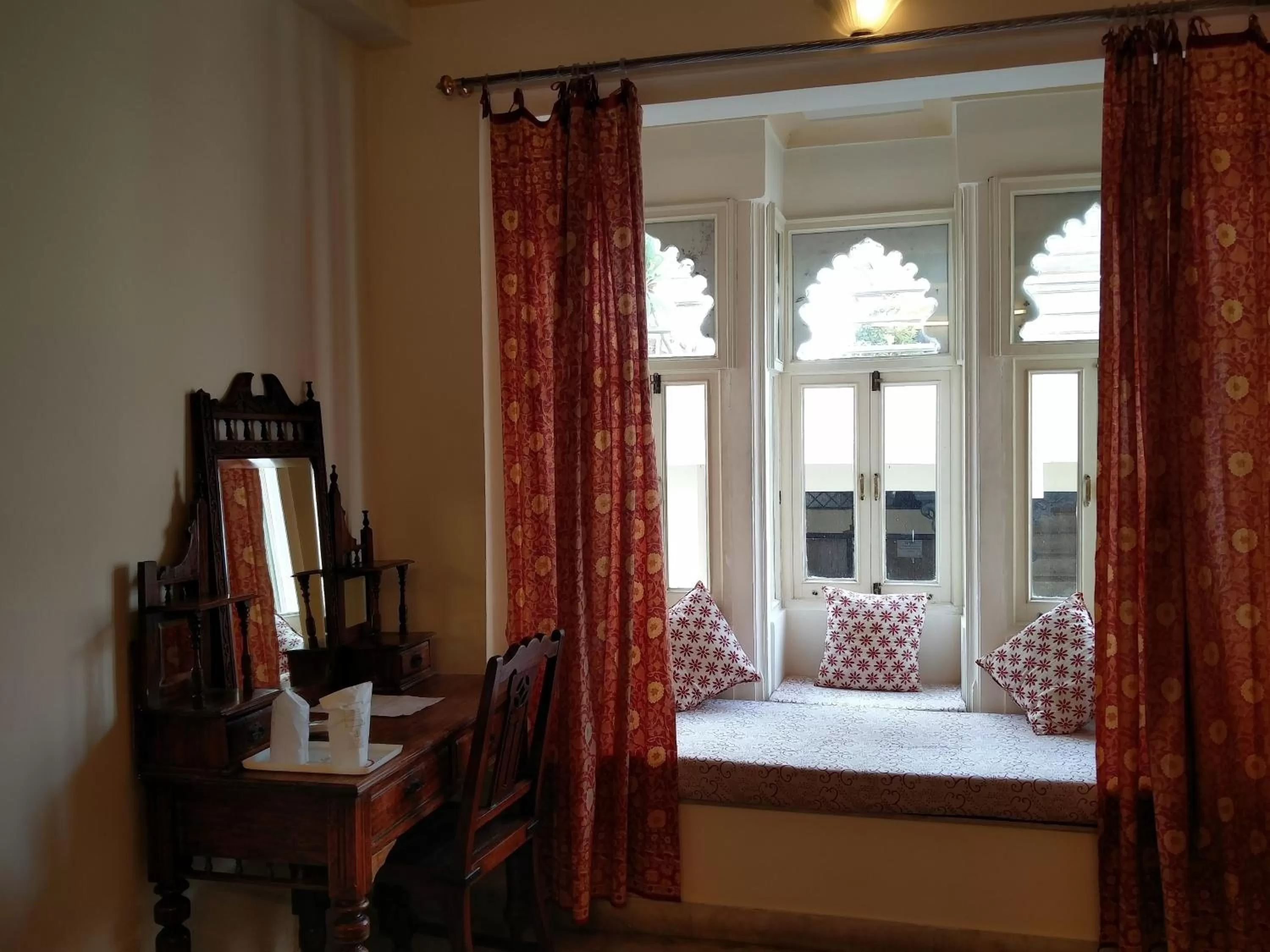 Decorative detail, Bed in Hotel Pratap Bhawan