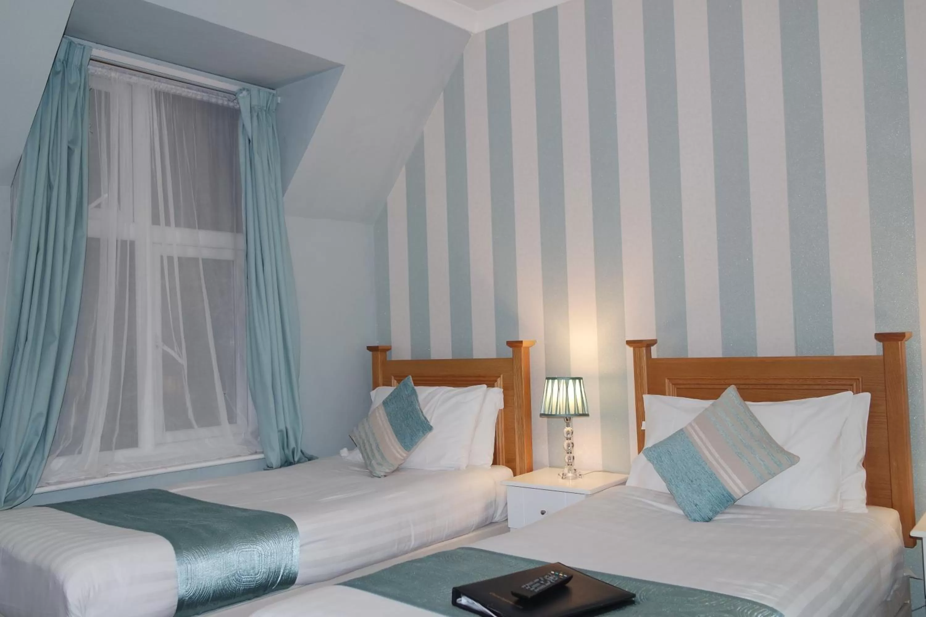 Bedroom, Bed in Gable End Hotel