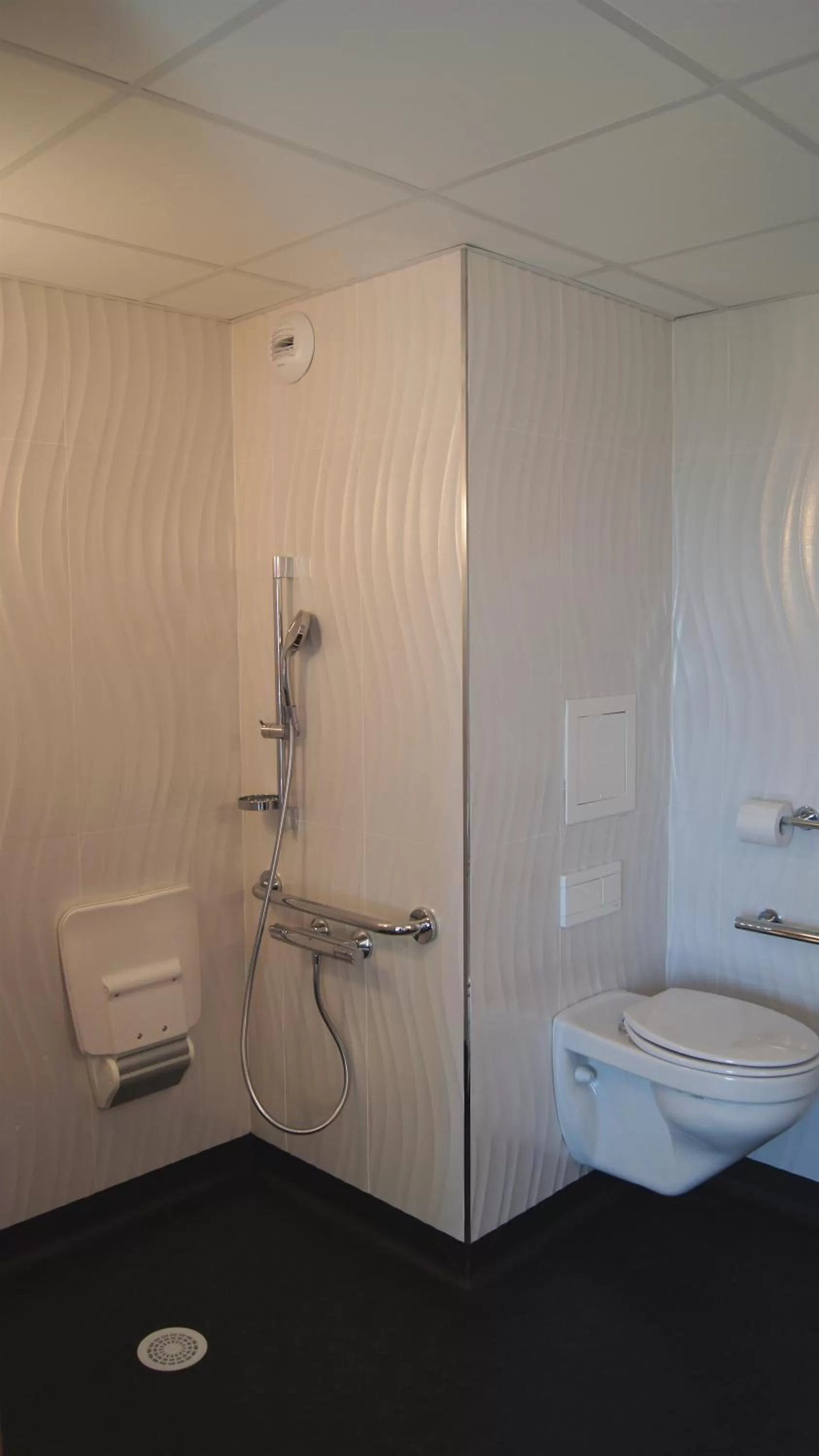 Bathroom in ibis Styles Romans-Valence Gare TGV