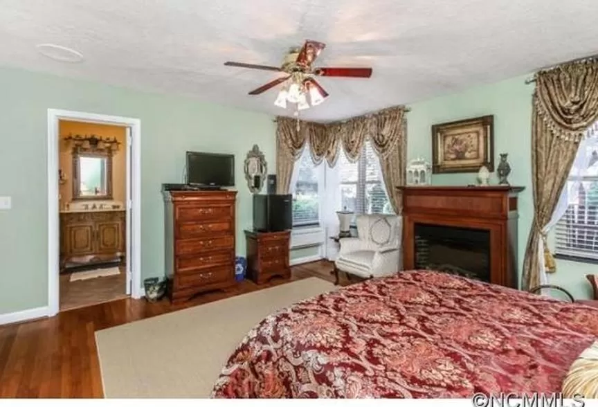 Bedroom, TV/Entertainment Center in Brookside Mountain Mist Inn