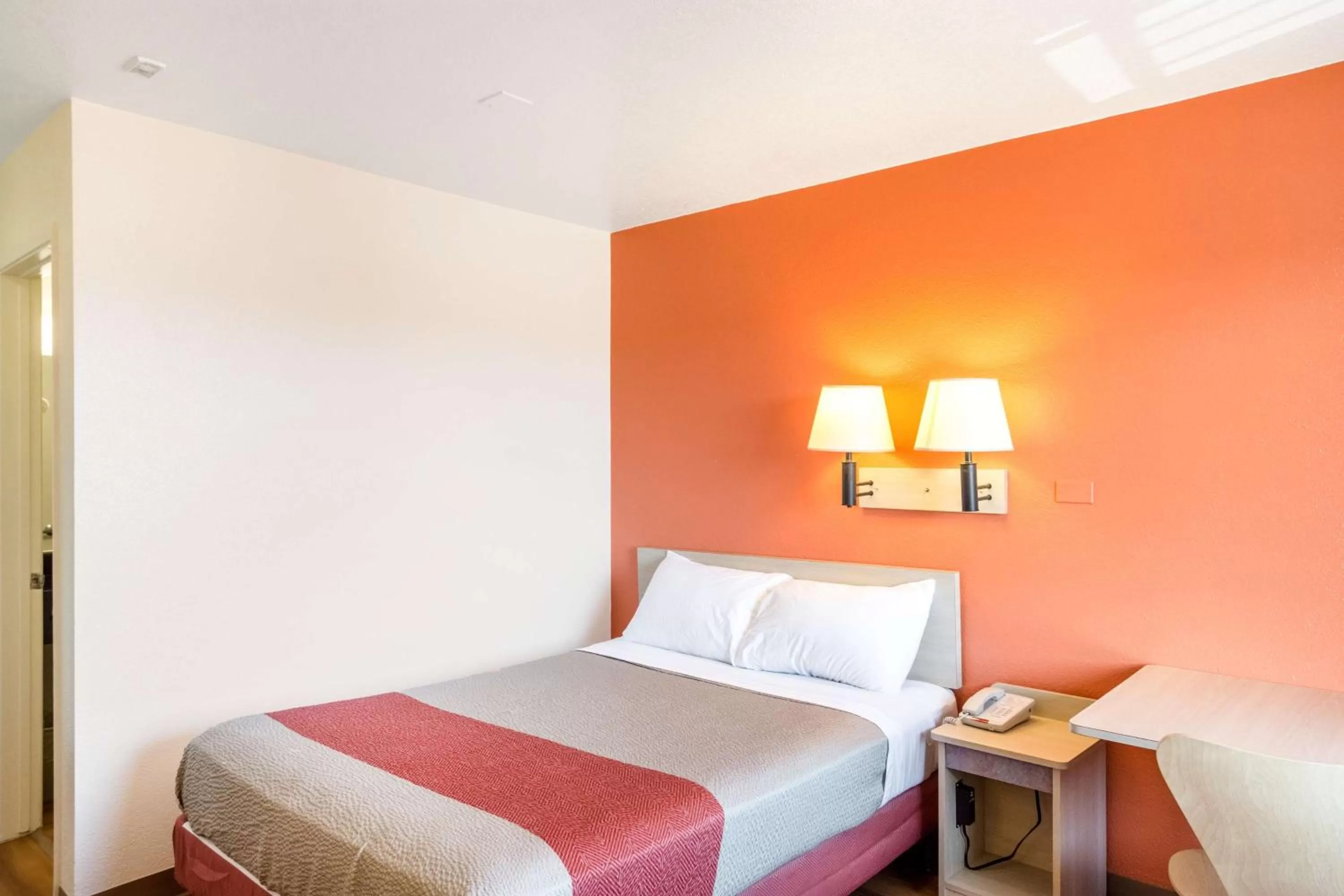 TV and multimedia, Bed in Motel 6-Redding, CA - Central
