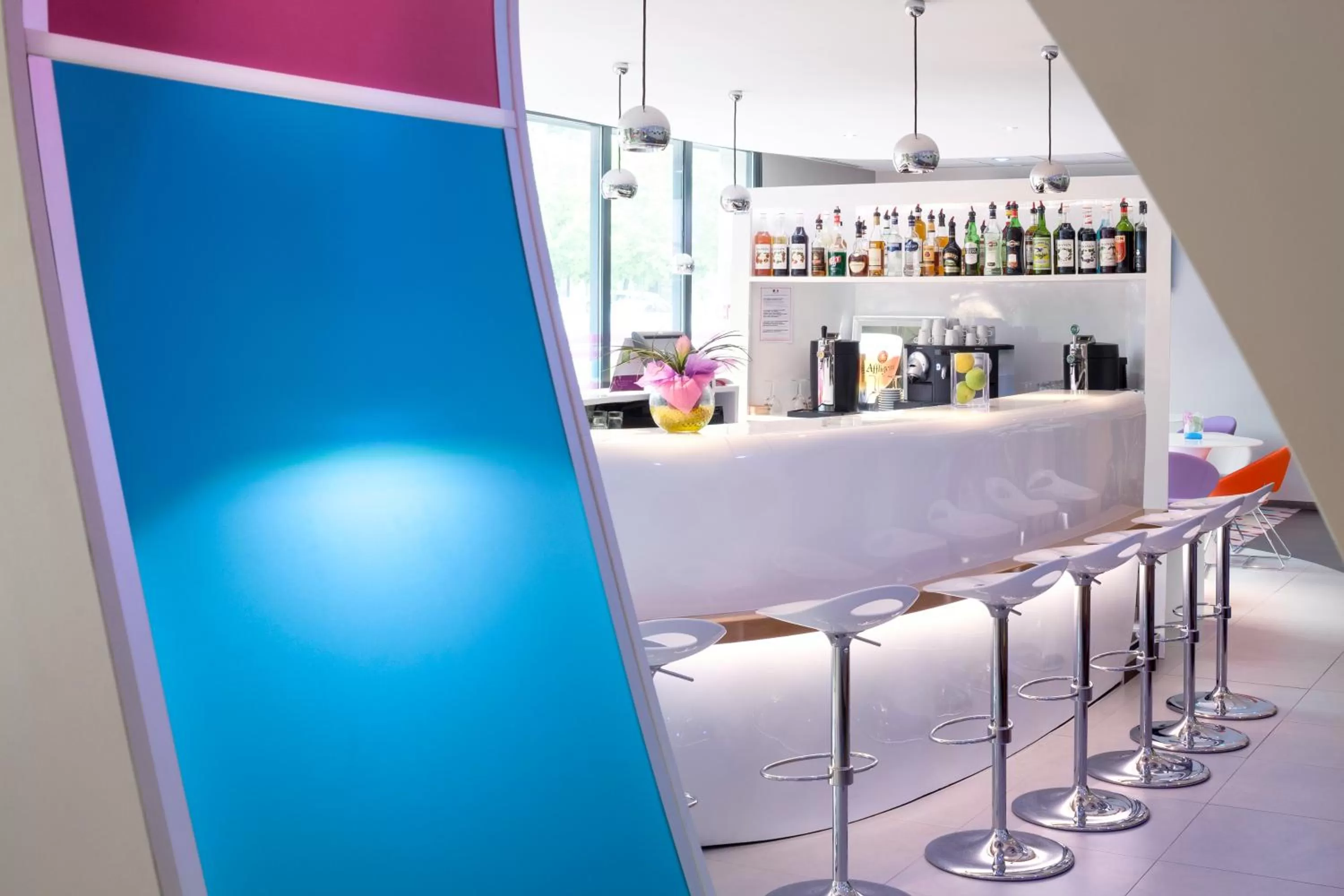 Lounge or bar in ibis Styles Montbéliard