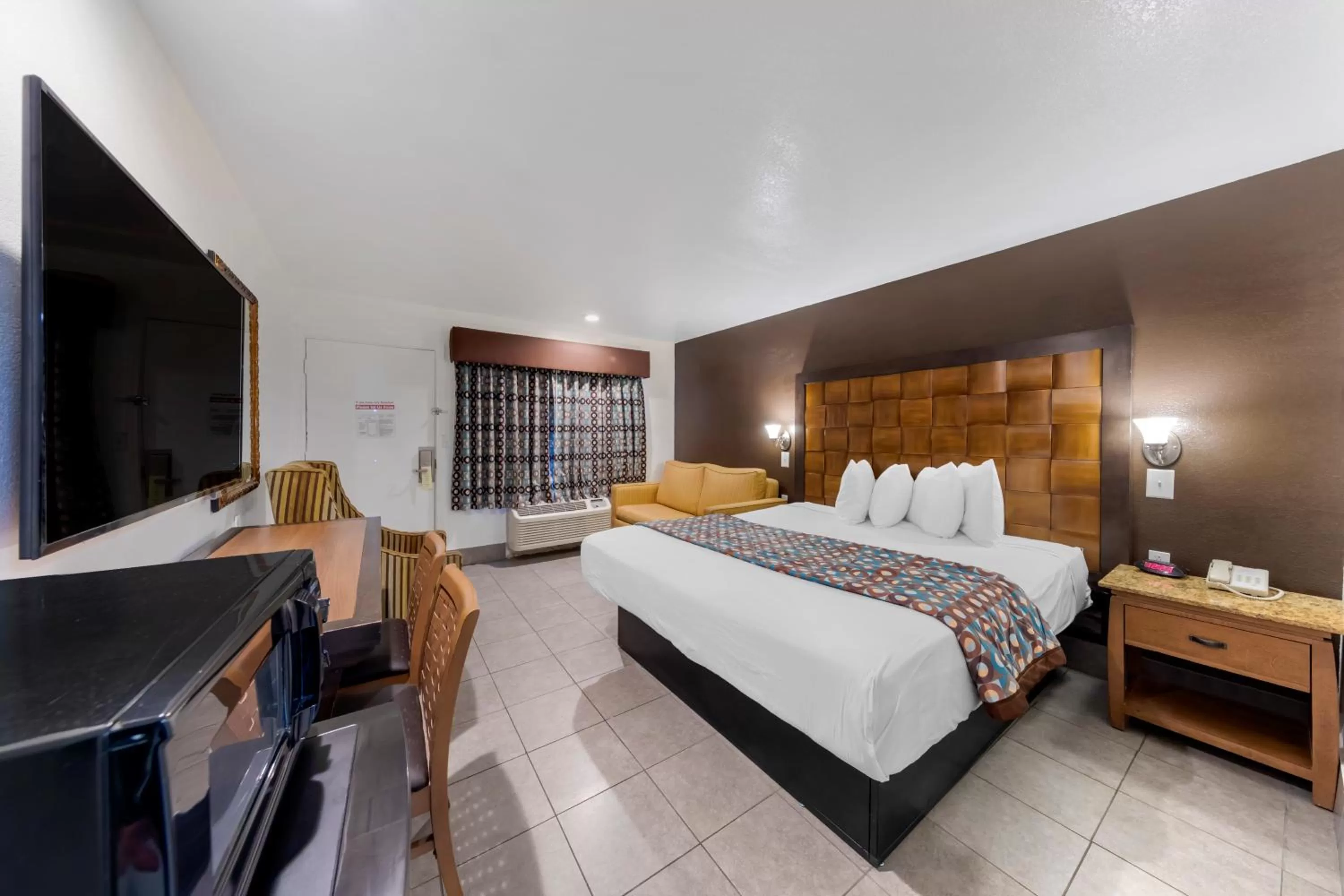 Photo of the whole room, Bed in Anaheim Discovery Inn and Suites