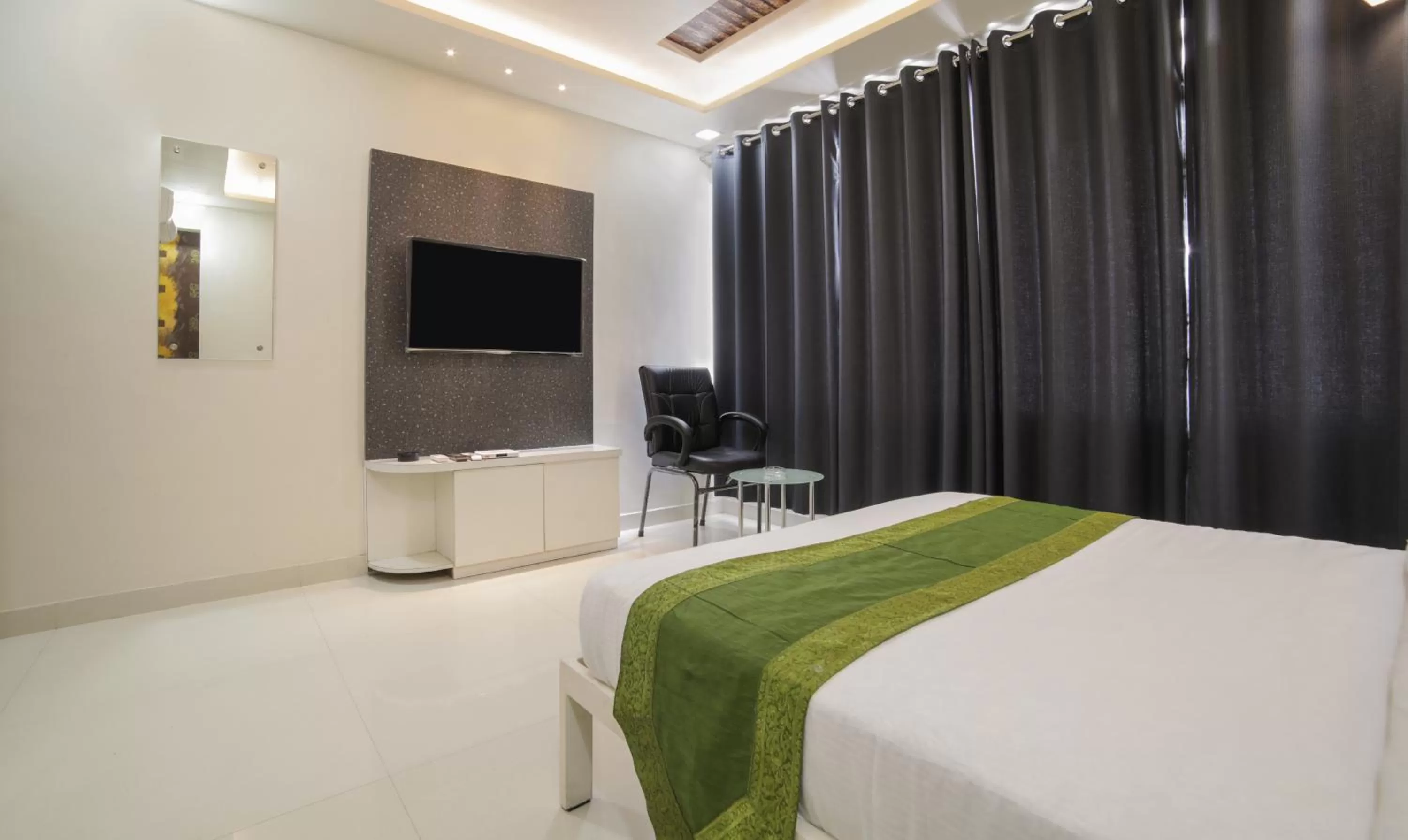 Bedroom, Bed in Itsy Hotels Le Clover