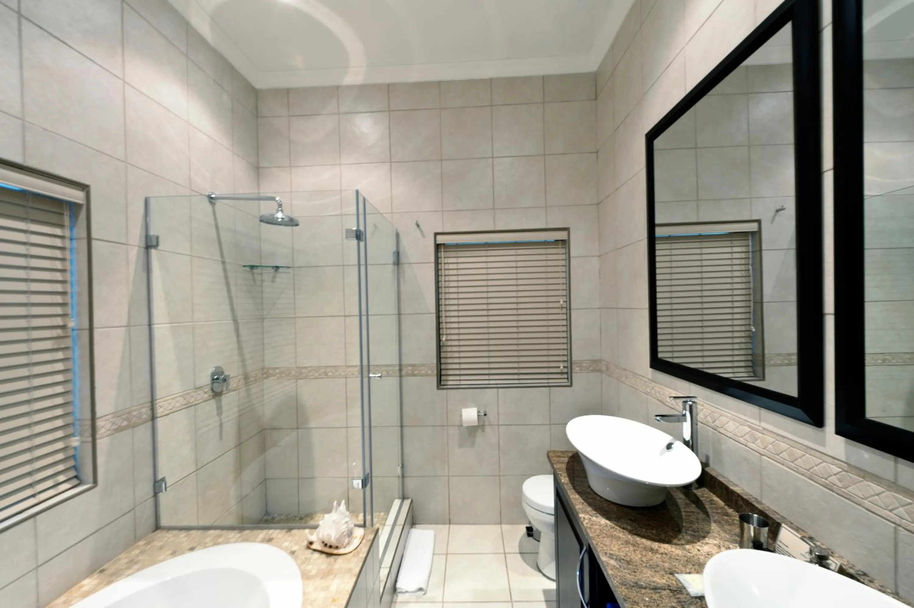 Shower in Aquamarine Guest House