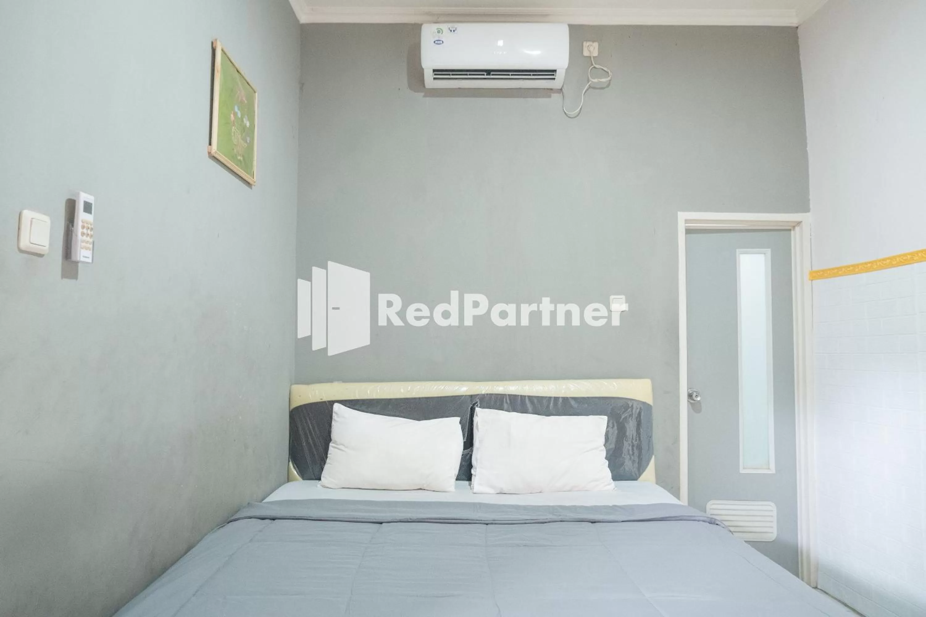 Bedroom, Bed in Crown Residence near Tugu Yogyakarta RedPartner