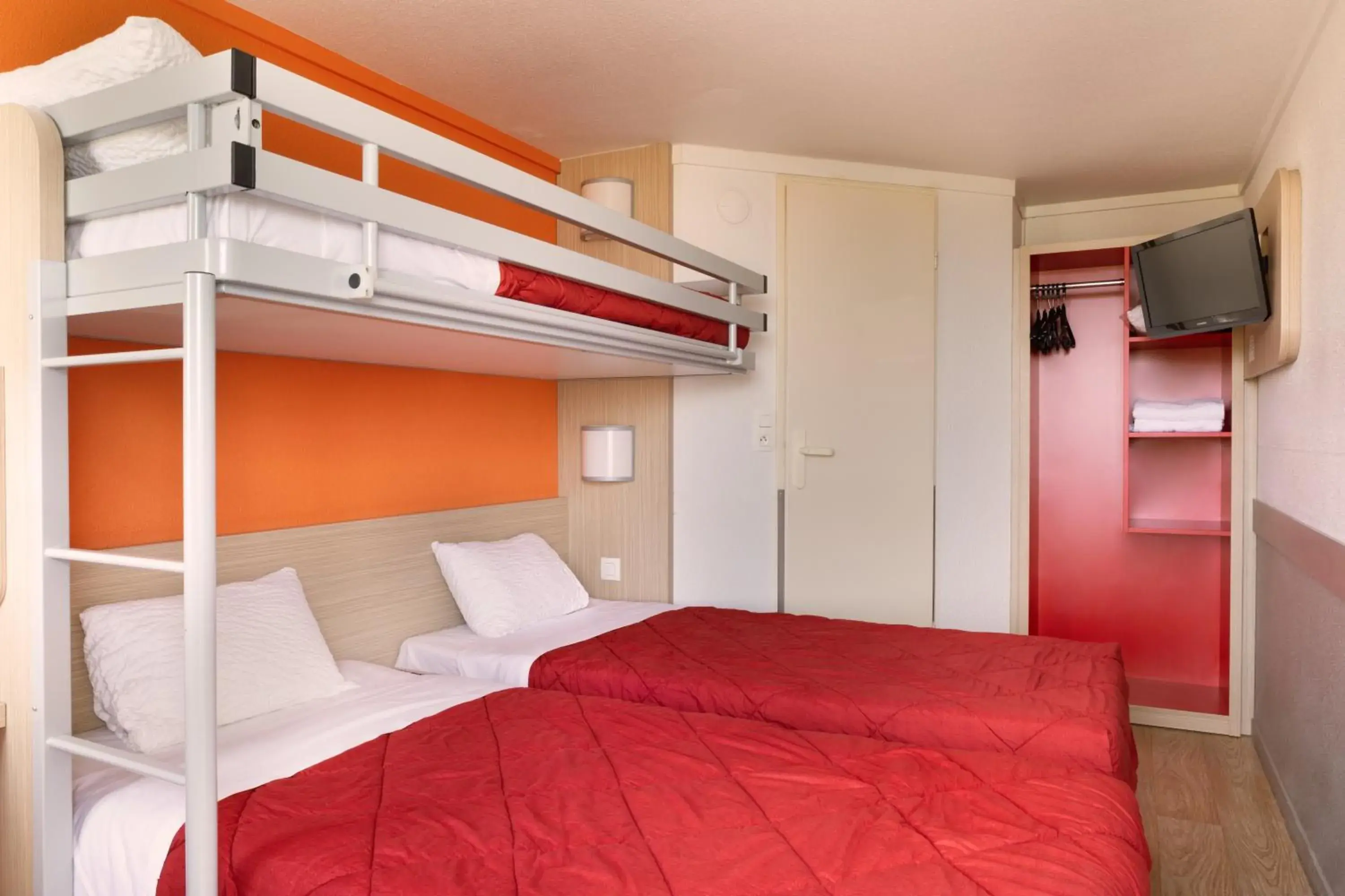 Triple Room (2 Single Beds + 1 Bunk Bed) in Première Classe Châlons-en-Champagne Triple Room (2 Single Beds + 1 Bunk Bed) in Première Classe Châlons-en-Champagne