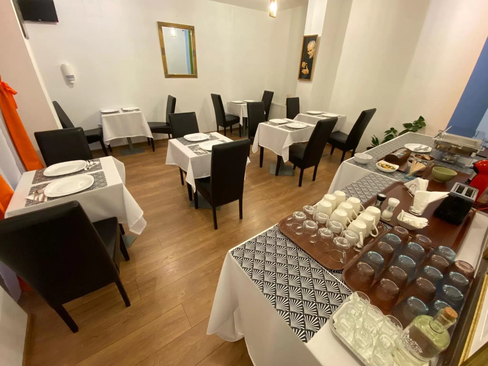 Restaurant/Places to Eat in Pensiunea Pictorilor