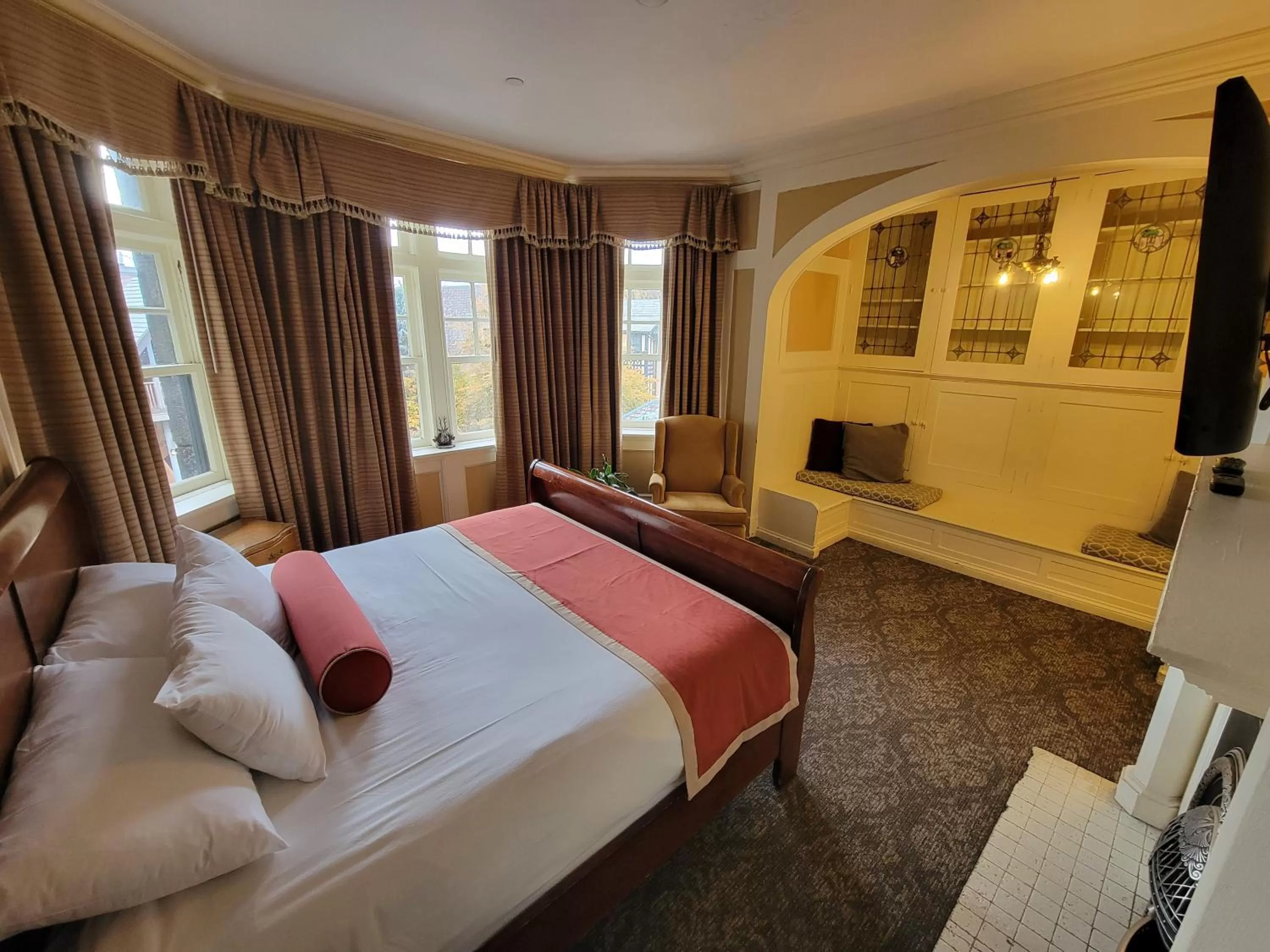 Bedroom, Bed in Mansions on Fifth