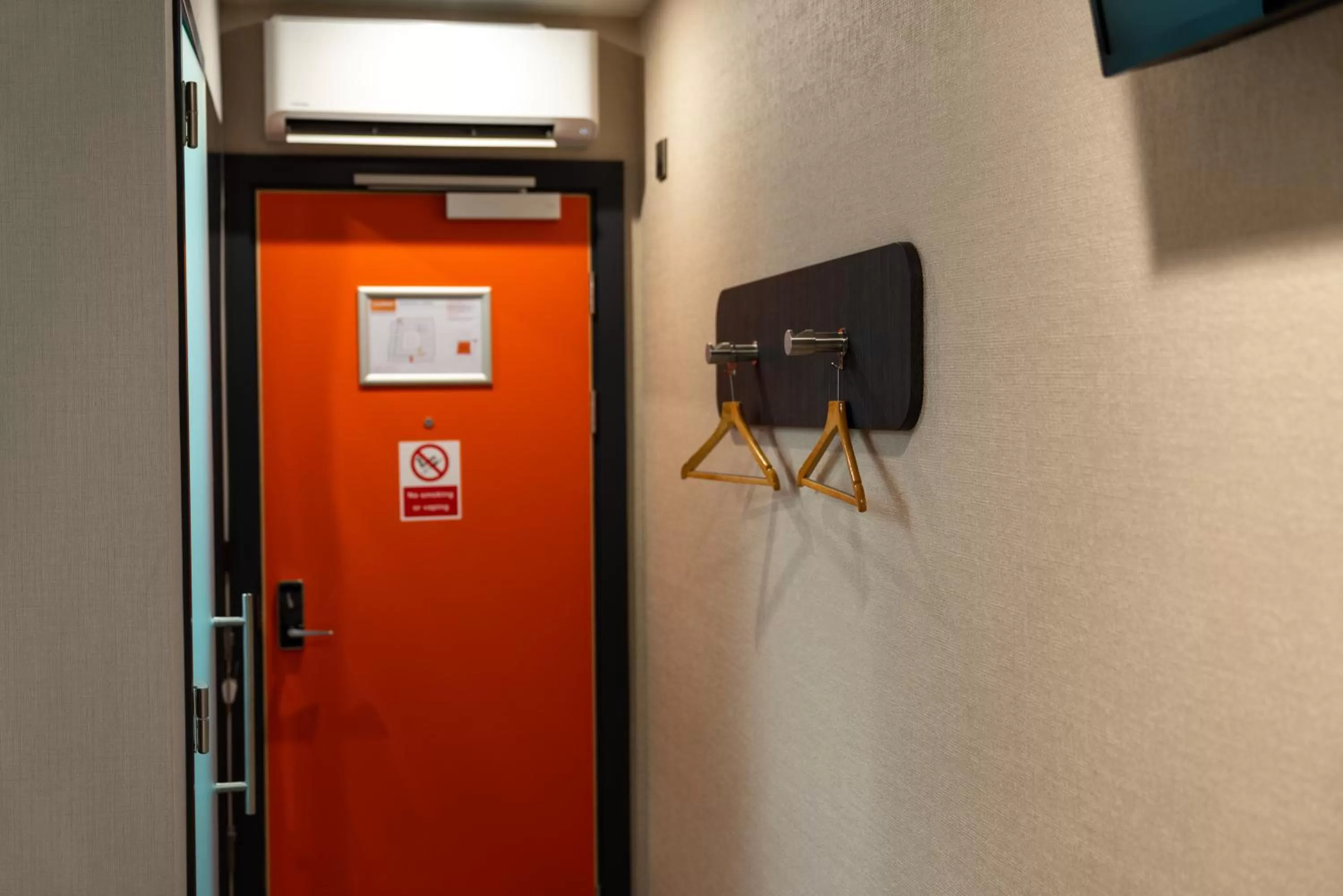 wardrobe in easyHotel Oxford