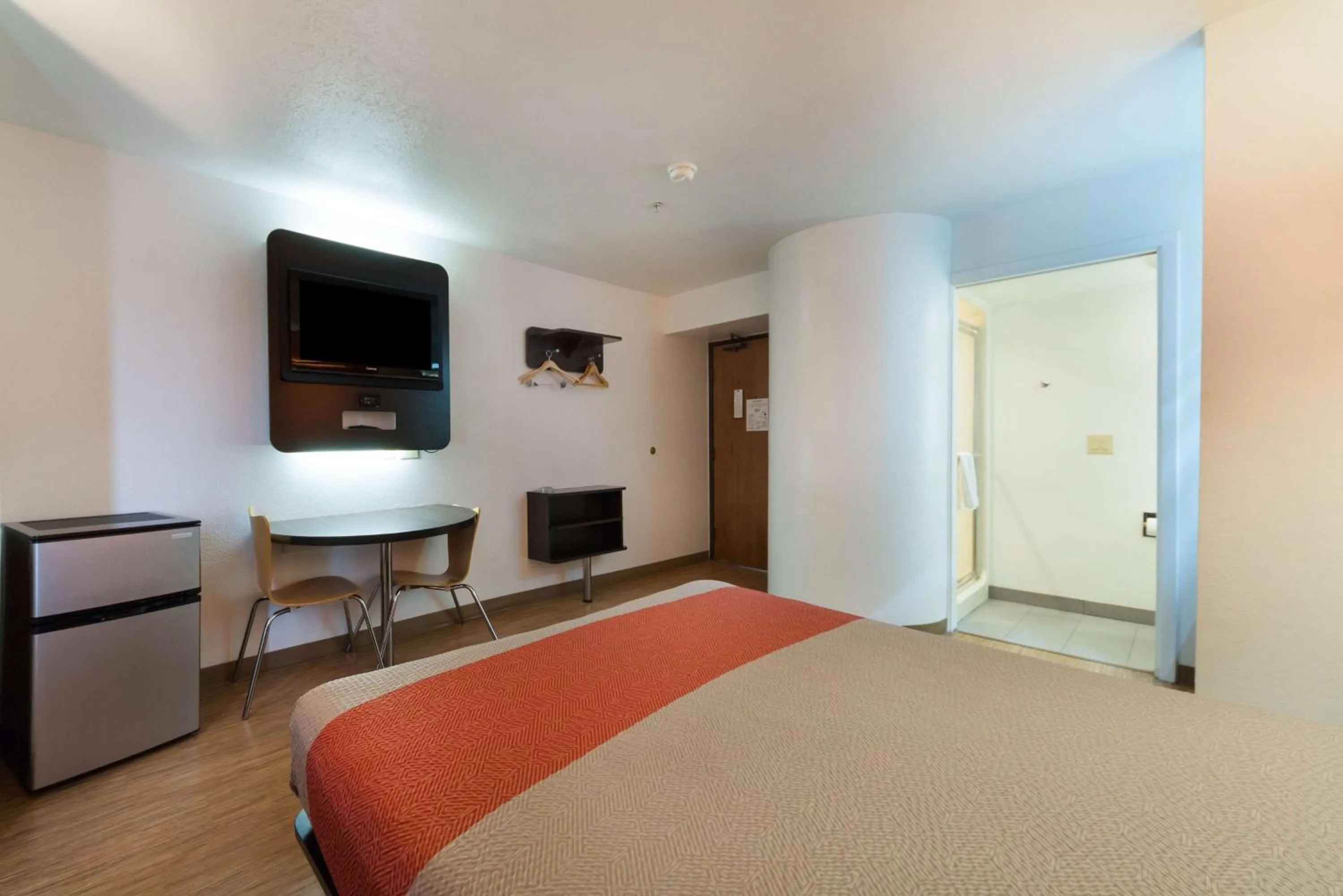 Photo of the whole room, Bed in Motel 6-Dallas, TX - Northeast